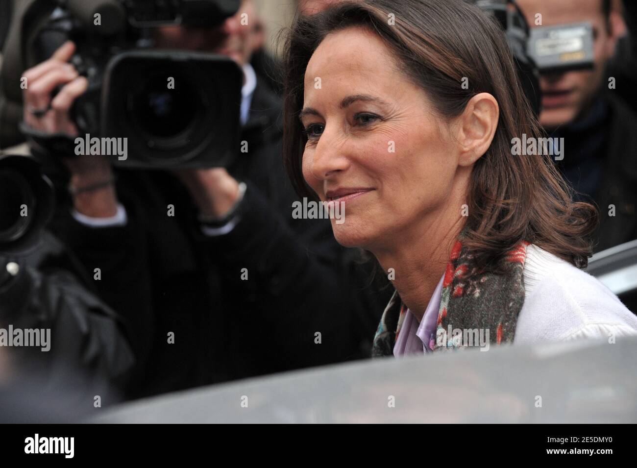 Segolene Royal, candidate socialiste à la présidence, quitte le siège du Parti socialiste après une rencontre avec Martine Aubry, Secrétaire du Parti socialiste nouvellement élu, à Paris, en France, le 29 novembre 2008. Photo de Mousse/ABACAPRESS.COM Banque D'Images