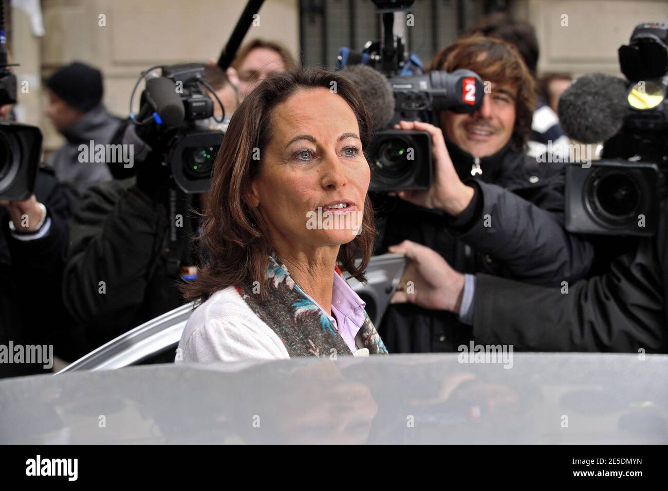 Segolene Royal, candidate socialiste à la présidence, quitte le siège du Parti socialiste après une rencontre avec Martine Aubry, Secrétaire du Parti socialiste nouvellement élu, à Paris, en France, le 29 novembre 2008. Photo de Mousse/ABACAPRESS.COM Banque D'Images