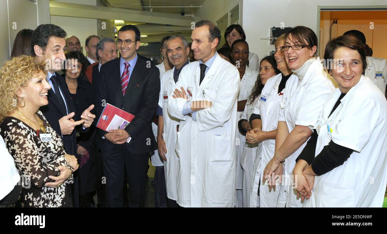 Le président français Nicolas Sarkozy et son épouse Carla Bruni-Sarkozy visitent une unité spéciale pour les malades du VIH/sida à l'hôpital Saint-Louis de Paris, France, le 1er décembre 2008. La première dame a marqué la Journée mondiale du sida en dévoilant sa nouvelle mission en tant que première ambassadrice au Fonds mondial de lutte contre le sida, la tuberculose et le paludisme, basé à Genève. Photo de Gerard Cerles/Pool/ABACAPRESS.COM Banque D'Images