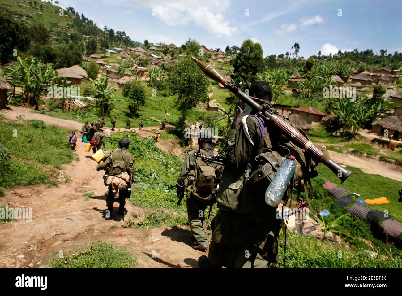 Au nord de Goma, des troupes des Forces armées de la République démocratique du Congo (FARDC) sont en mesure de lutter contre les rebelles des Congres National pour la Défense du Peuple (CNDP) et les rebelles Maï-Maï, à Kayabayanga, RDC, le 20 novembre 2008. Photo de Corentin Fohlen/ABACAPRESS.COM Banque D'Images