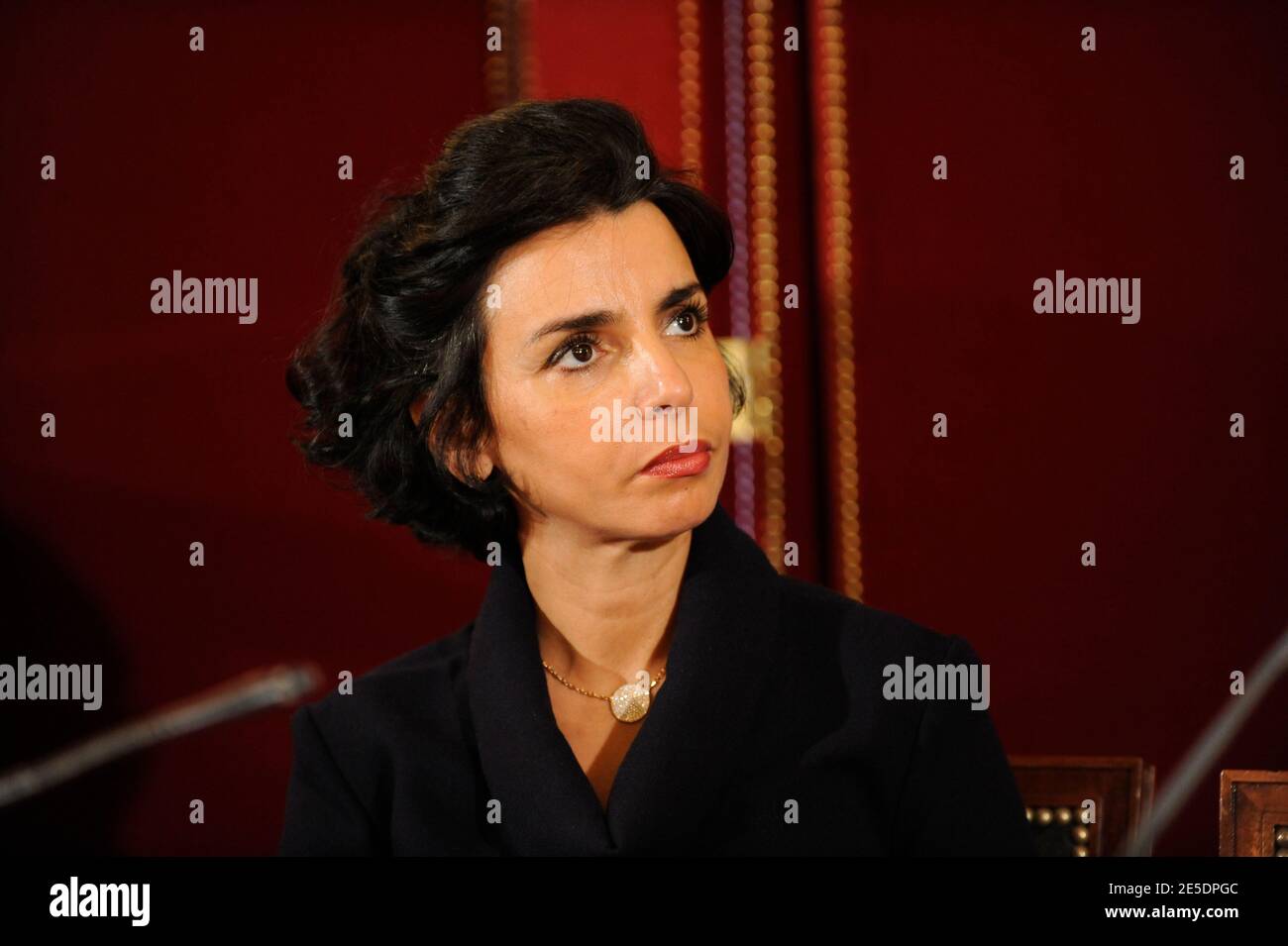 Rachida Dati reçoit le rapport d'André Varinard sur la réforme de l'ordonnance de 1945 lors d'une cérémonie au Ministère de la Justice à Paris, France, le 3 décembre 2008. Photo de Mehdi Taamallah/ABACAPRESS.COM Banque D'Images