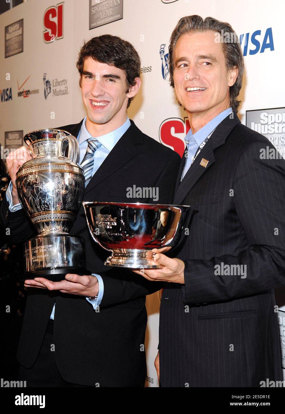 Les lauréats Michael Phelps et Bobby Shriver se présentent au Sports Illustrated Sportsman of the Year Award 2008 au IAC Building de New York, aux États-Unis, le 2 décembre 2008. Photo de Donna Ward/ABACAPRESS.COM Banque D'Images