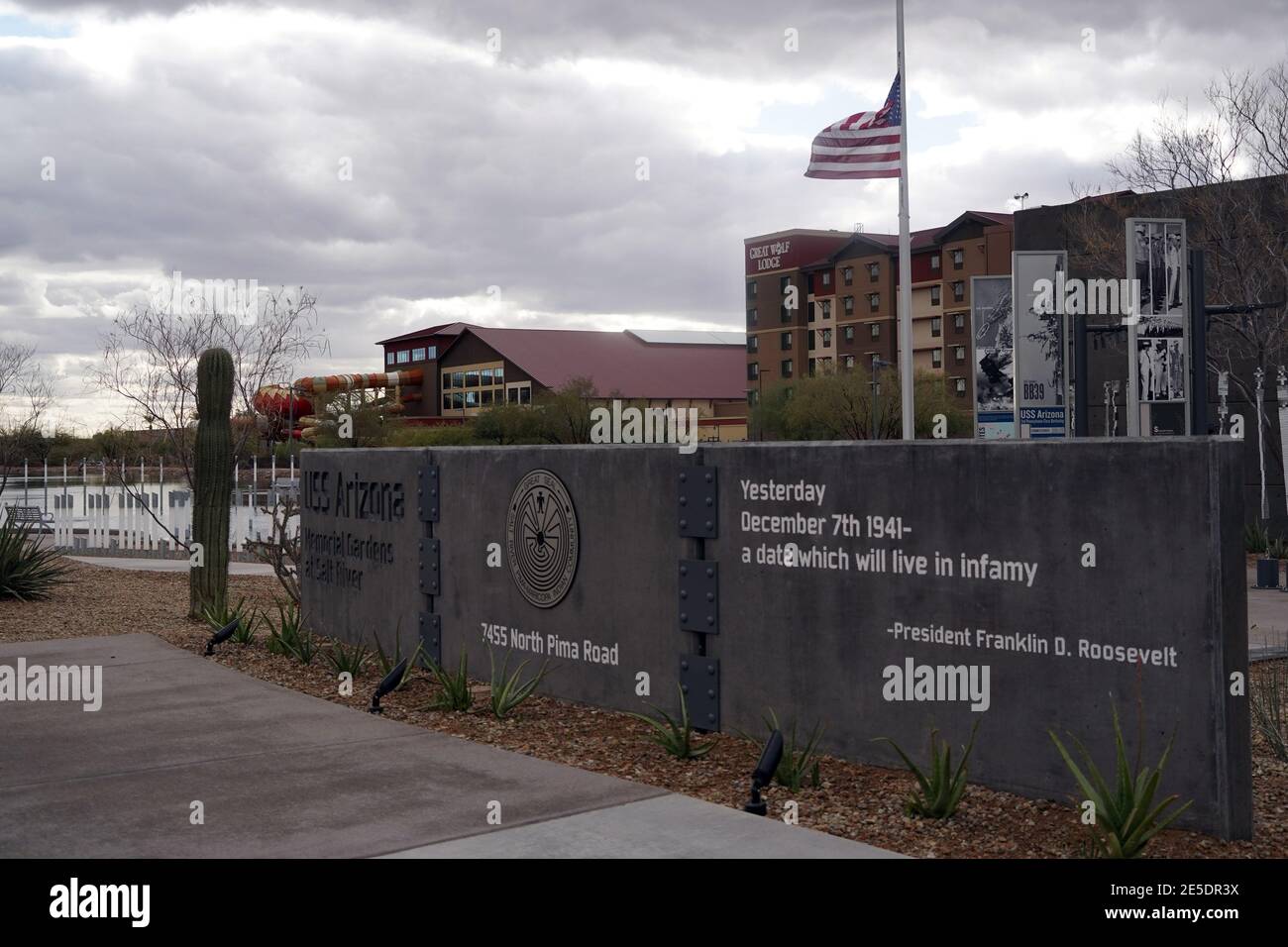 Un drapeau des États-Unis vole en Berne au USS Arizona Memorial Gardens à Salt River, le mardi 26 janvier 2021, à Scottsdale, en Arizona. Le site, a sa Banque D'Images