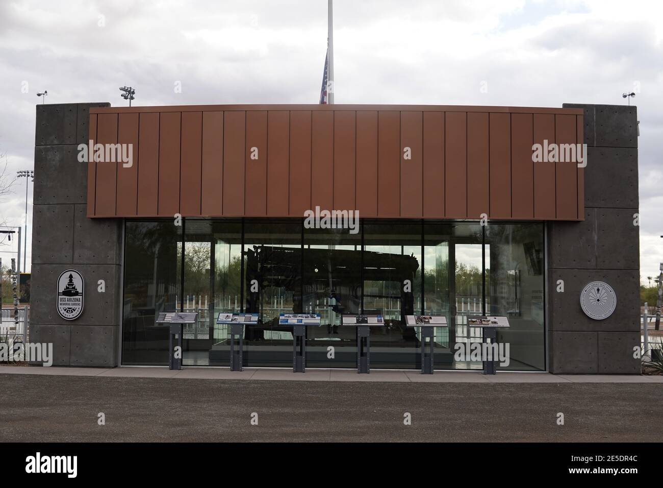 Un drapeau des États-Unis vole en Berne au USS Arizona Memorial Gardens à Salt River, le mardi 26 janvier 2021, à Scottsdale, en Arizona. Le site, a sa Banque D'Images