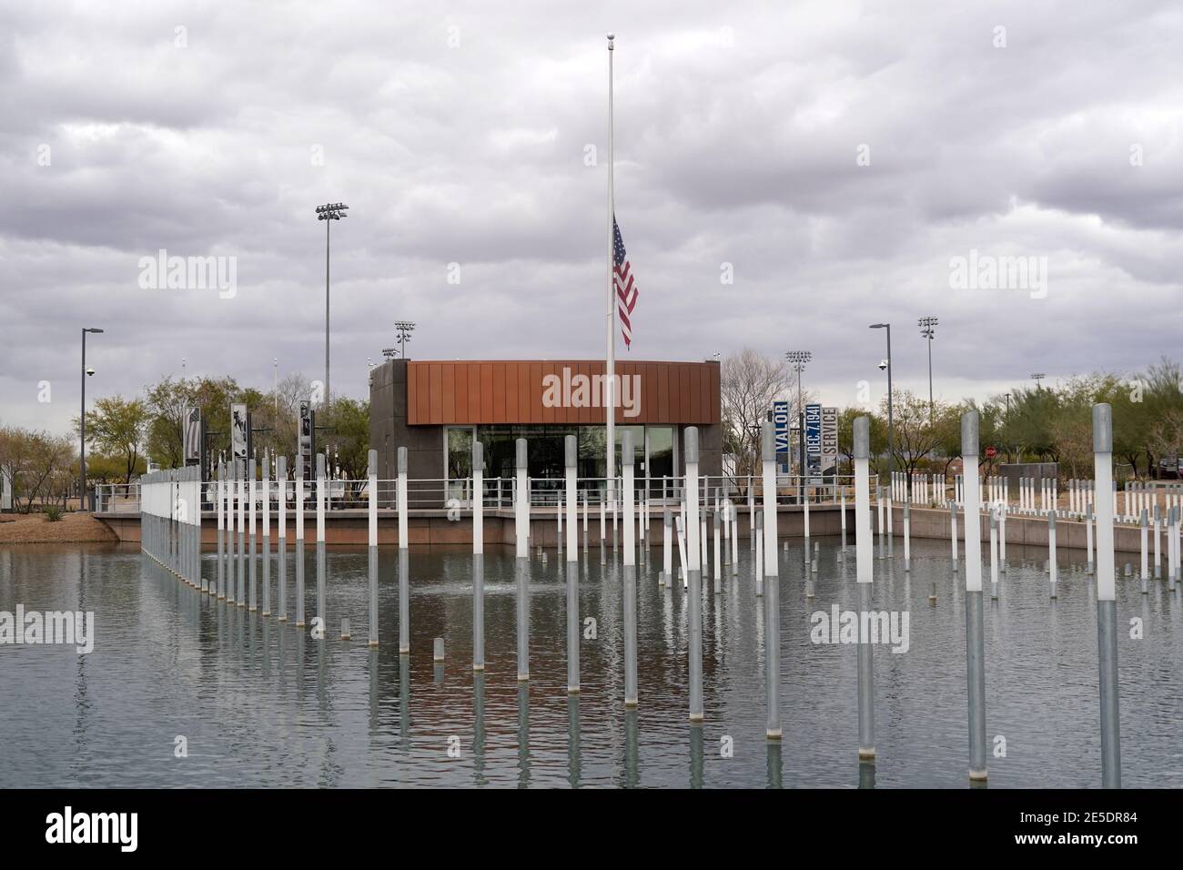 Un drapeau des États-Unis vole en Berne au USS Arizona Memorial Gardens à Salt River, le mardi 26 janvier 2021, à Scottsdale, en Arizona. Le site, a sa Banque D'Images