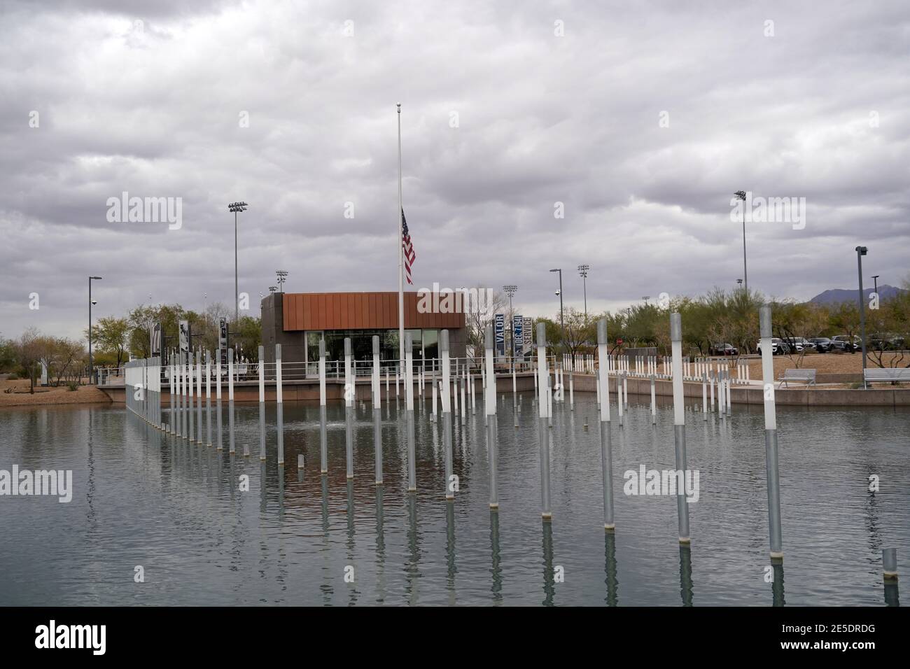 Un drapeau des États-Unis vole en Berne au USS Arizona Memorial Gardens à Salt River, le mardi 26 janvier 2021, à Scottsdale, en Arizona. Le site, a sa Banque D'Images