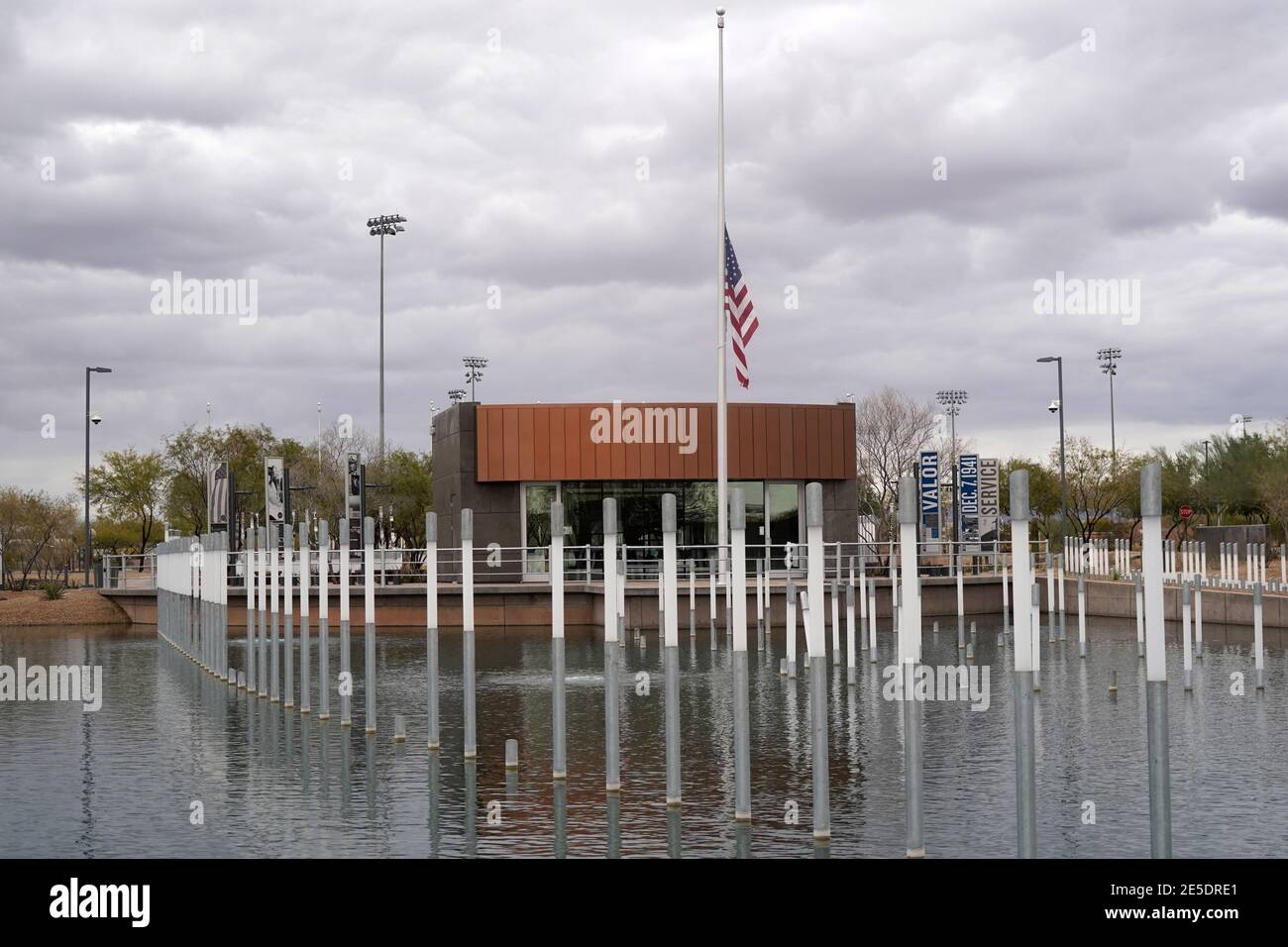 Un drapeau des États-Unis vole en Berne au USS Arizona Memorial Gardens à Salt River, le mardi 26 janvier 2021, à Scottsdale, en Arizona. Le site, a sa Banque D'Images