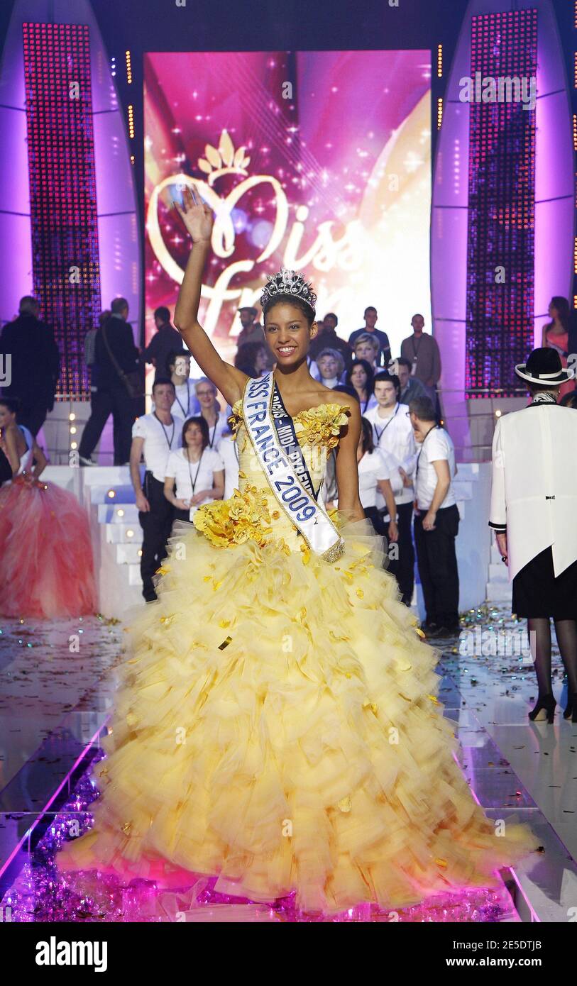 L'élection de Miss France 2009 a eu lieu le 6 décembre 2008 au théâtre du Puy du fou en Vendée. La gagnante du concours Miss France 2009 est Chloe Mortaud, Mlle Albigeois qui a recu la couronne avec beaucoup d'émotion. L'événement etait presente par Jean-Pierre Foucault, Sylvie Tellier (ex Miss France et directrice principale du Comite Miss France), Geneviève de Fontenay. Line Renaud etait la Presidente du jury et Christophe Mae a aussi assurer le show en compagnie de toutes les candidates. Valerie Begue, Miss France 2008 etait en duplex de Los Angeles et une souhaite bonne chance a la nouvelle e Banque D'Images