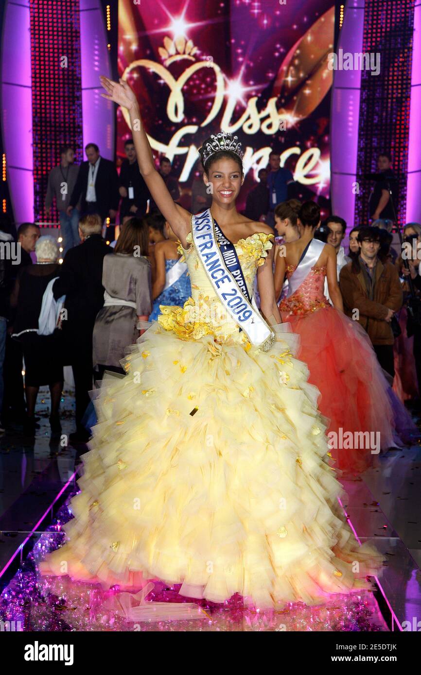 L'élection de Miss France 2009 a eu lieu le 6 décembre 2008 au théâtre du Puy du fou en Vendée. La gagnante du concours Miss France 2009 est Chloe Mortaud, Mlle Albigeois qui a recu la couronne avec beaucoup d'émotion. L'événement etait presente par Jean-Pierre Foucault, Sylvie Tellier (ex Miss France et directrice principale du Comite Miss France), Geneviève de Fontenay. Line Renaud etait la Presidente du jury et Christophe Mae a aussi assurer le show en compagnie de toutes les candidates. Valerie Begue, Miss France 2008 etait en duplex de Los Angeles et une souhaite bonne chance a la nouvelle e Banque D'Images