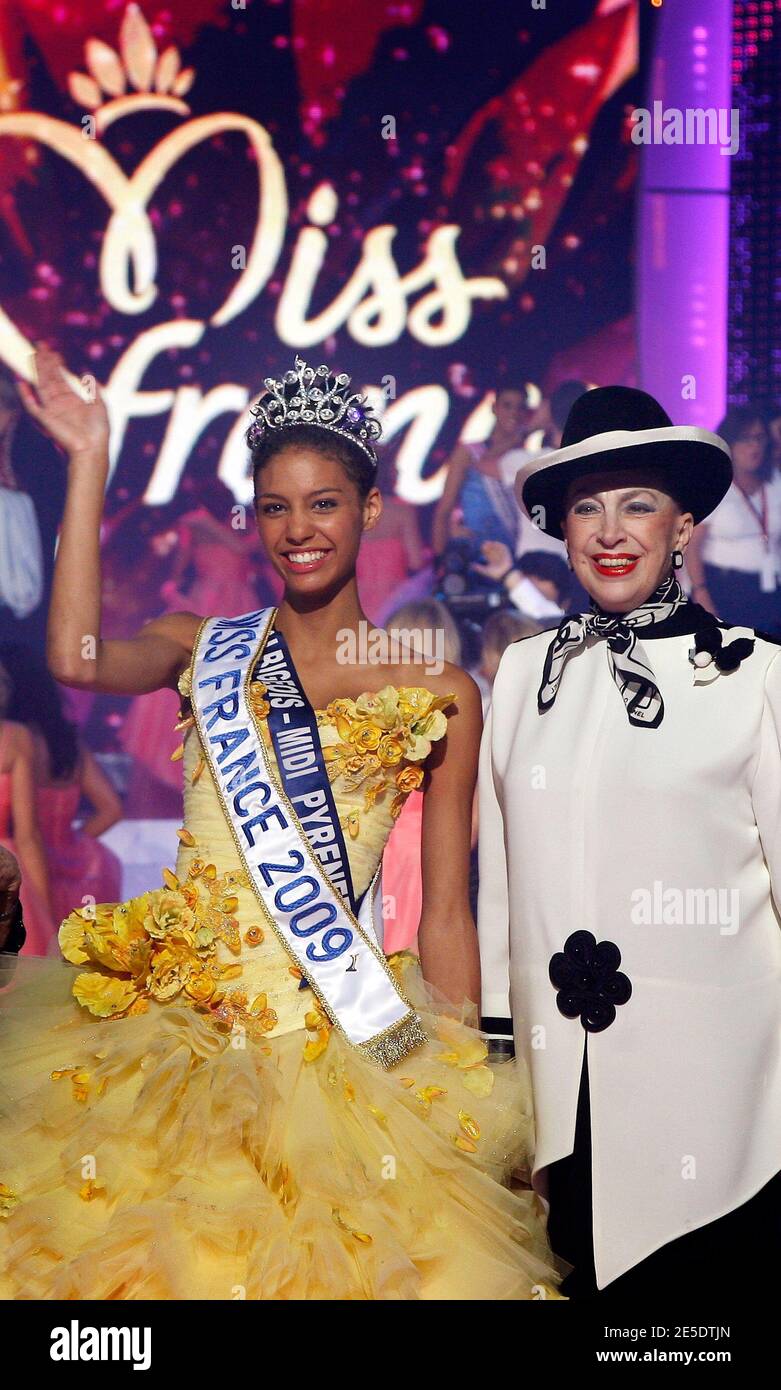 L'élection de Miss France 2009 a eu lieu le 6 décembre 2008 au théâtre du Puy du fou en Vendée. La gagnante du concours Miss France 2009 est Chloe Mortaud, Mlle Albigeois qui a recu la couronne avec beaucoup d'émotion. L'événement etait presente par Jean-Pierre Foucault, Sylvie Tellier (ex Miss France et directrice principale du Comite Miss France), Geneviève de Fontenay. Line Renaud etait la Presidente du jury et Christophe Mae a aussi assurer le show en compagnie de toutes les candidates. Valerie Begue, Miss France 2008 etait en duplex de Los Angeles et une souhaite bonne chance a la nouvelle e Banque D'Images