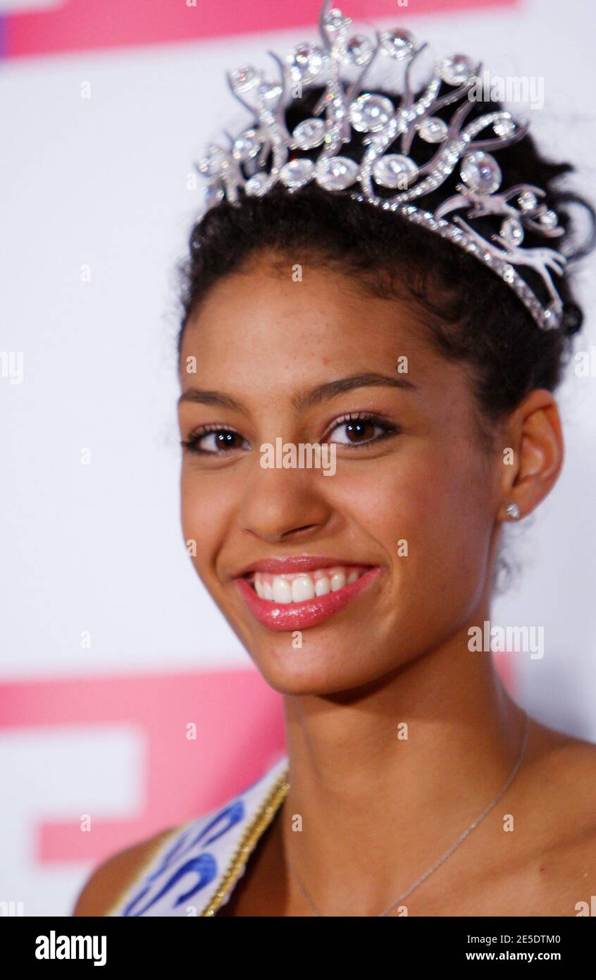 L'élection de Miss France 2009 a eu lieu le 6 décembre 2008 au théâtre du Puy du fou en Vendée. La gagnante du concours Miss France 2009 est Chloe Mortaud, Mlle Albigeois qui a recu la couronne avec beaucoup d'émotion. L'événement etait presente par Jean-Pierre Foucault, Sylvie Tellier (ex Miss France et directrice principale du Comite Miss France), Geneviève de Fontenay. Line Renaud etait la Presidente du jury et Christophe Mae a aussi assurer le show en compagnie de toutes les candidates. Valerie Begue, Miss France 2008 etait en duplex de Los Angeles et une souhaite bonne chance a la nouvelle e Banque D'Images