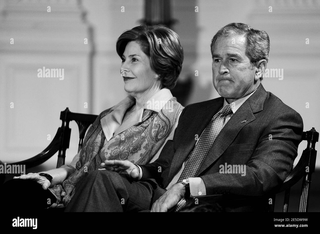 LE président AMÉRICAIN George W. Bush et la première dame Laura Bush assistent à un spectacle de vacances pour des enfants de militaires et de membres du service diplomatique qui servent à l'étranger à la Maison Blanche à Washington, DC le 8 décembre 2008. Photo par Olivier Douliery/ABACAPRESS.COM Banque D'Images