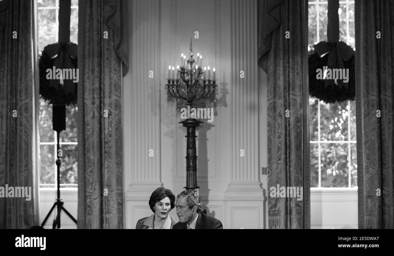 LE président AMÉRICAIN George W. Bush et la première dame Laura Bush assistent à un spectacle de vacances pour des enfants de militaires et de membres du service diplomatique qui servent à l'étranger à la Maison Blanche à Washington, DC le 8 décembre 2008. Photo par Olivier Douliery/ABACAPRESS.COM Banque D'Images