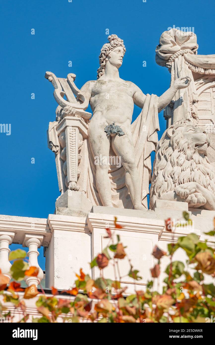 Statues en toiture de symboles impériaux et armoiries au musée Alberina, près de Palmenhaus et du jardin du palais Neue Burg dans le centre historique de Vienne, au Banque D'Images