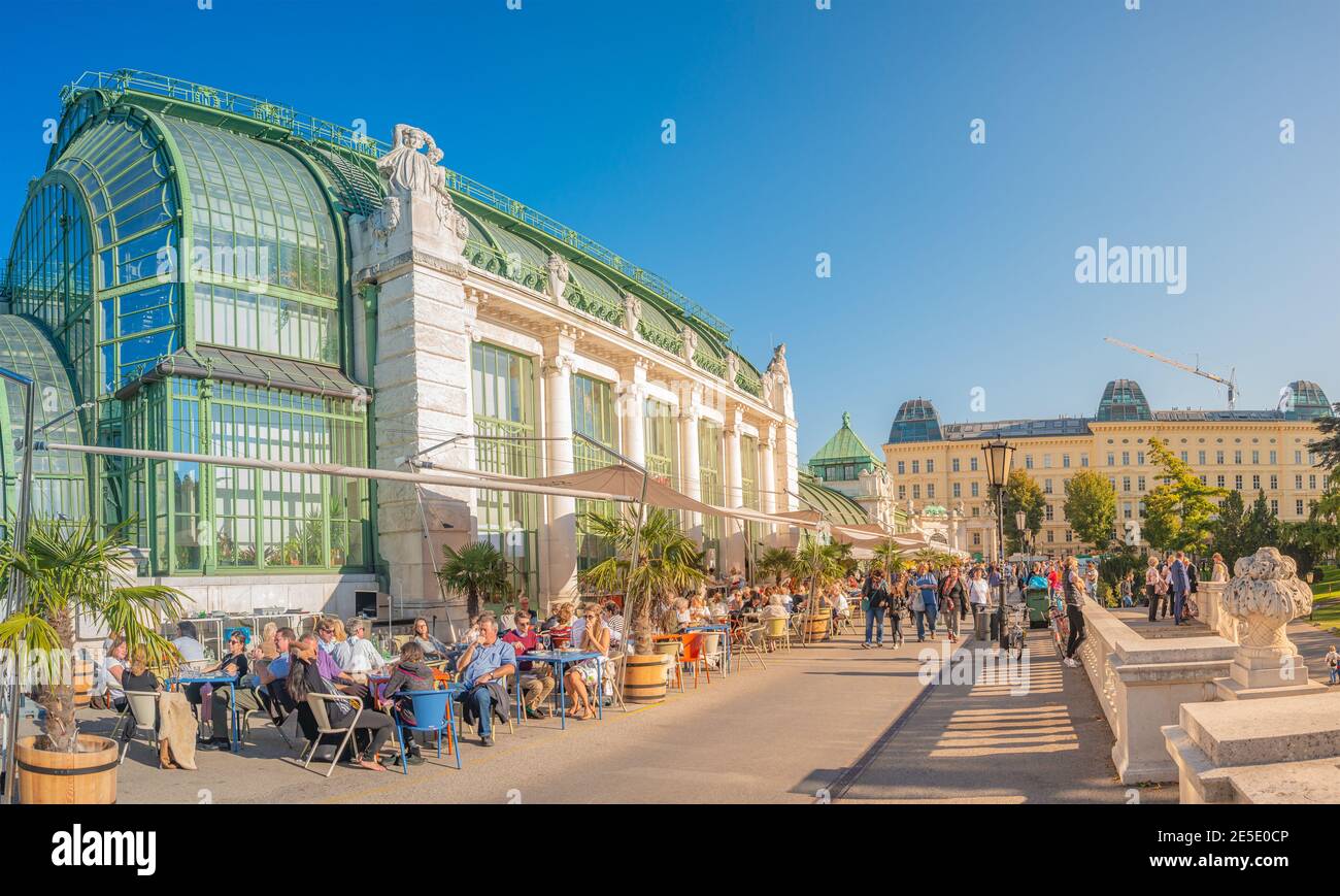 Coucher de soleil chaleureux sur les rues de touristes à Alberina, Palmenhaus et le jardin du Palais de Neue Burg, près du Palais Hofburg dans le centre historique de Vienne, Banque D'Images