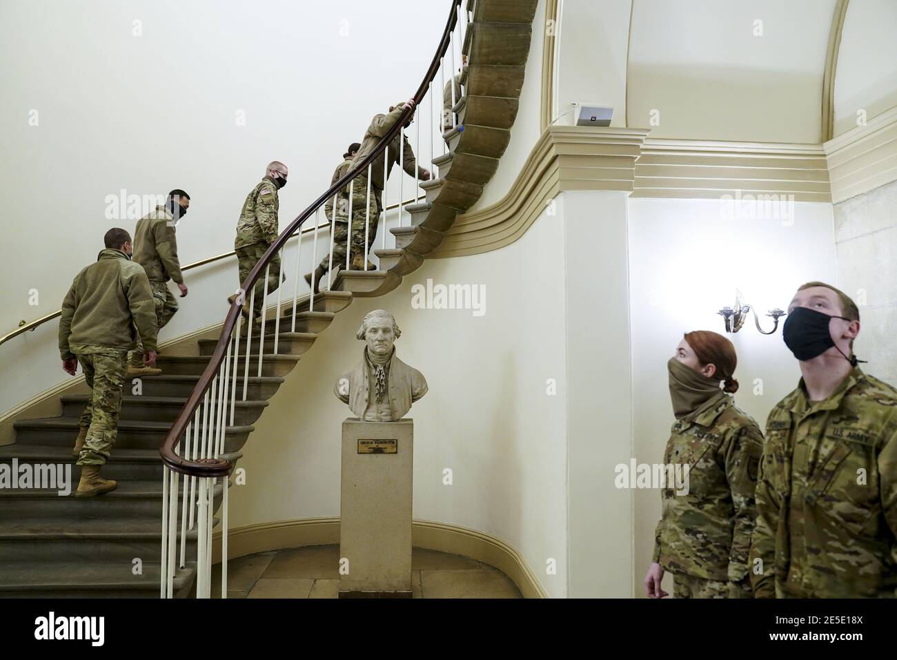 Washington, États-Unis. 27 janvier 2021. Des membres de la Garde nationale des États-Unis sont vus au Capitole des États-Unis à Washington, DC, le mercredi 27 janvier 2021. Le nombre de troupes à Washington, DC, passera de 25,000 à 5,000 en mars. Photo de Leigh Vogel/UPI crédit: UPI/Alay Live News Banque D'Images Washington, États-Unis. 27 janvier 2021. Des membres de la Garde nationale des États-Unis sont vus au Capitole des États-Unis à Washington, DC, le mercredi 27 janvier 2021. Le nombre de troupes à Washington, DC, passera de 25,000 à 5,000 en mars. Photo de Leigh Vogel/UPI crédit: UPI/Alay Live News Banque D'Images