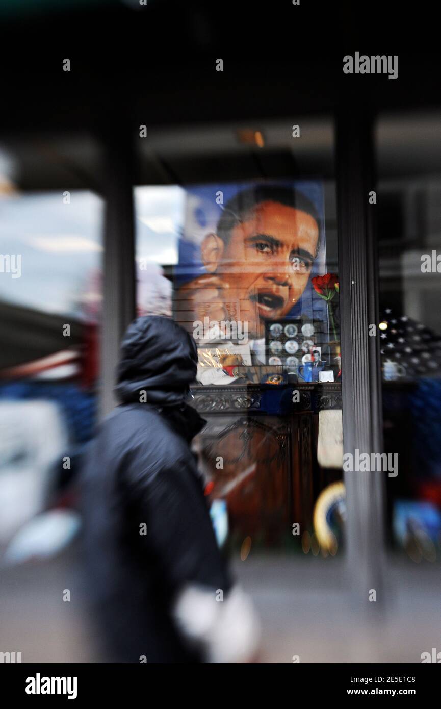 Des souvenirs politiques curieux représentant le président américain élu Barack Obama sont présentés à la vente dans un magasin situé à deux pâtés de maisons de la Maison Blanche à Washington, DC, le 12 décembre 2008. L’élection du premier président américain afro-américain a donné lieu à un feu de forêt de collectibles à l’image d’Obamas, allant des assiettes à la tasse, en passant par les T-shirts, les ornements de Noël et les pièces commémoratives. Photo par Olivier Douliery/ABACAPRESS.COM Banque D'Images