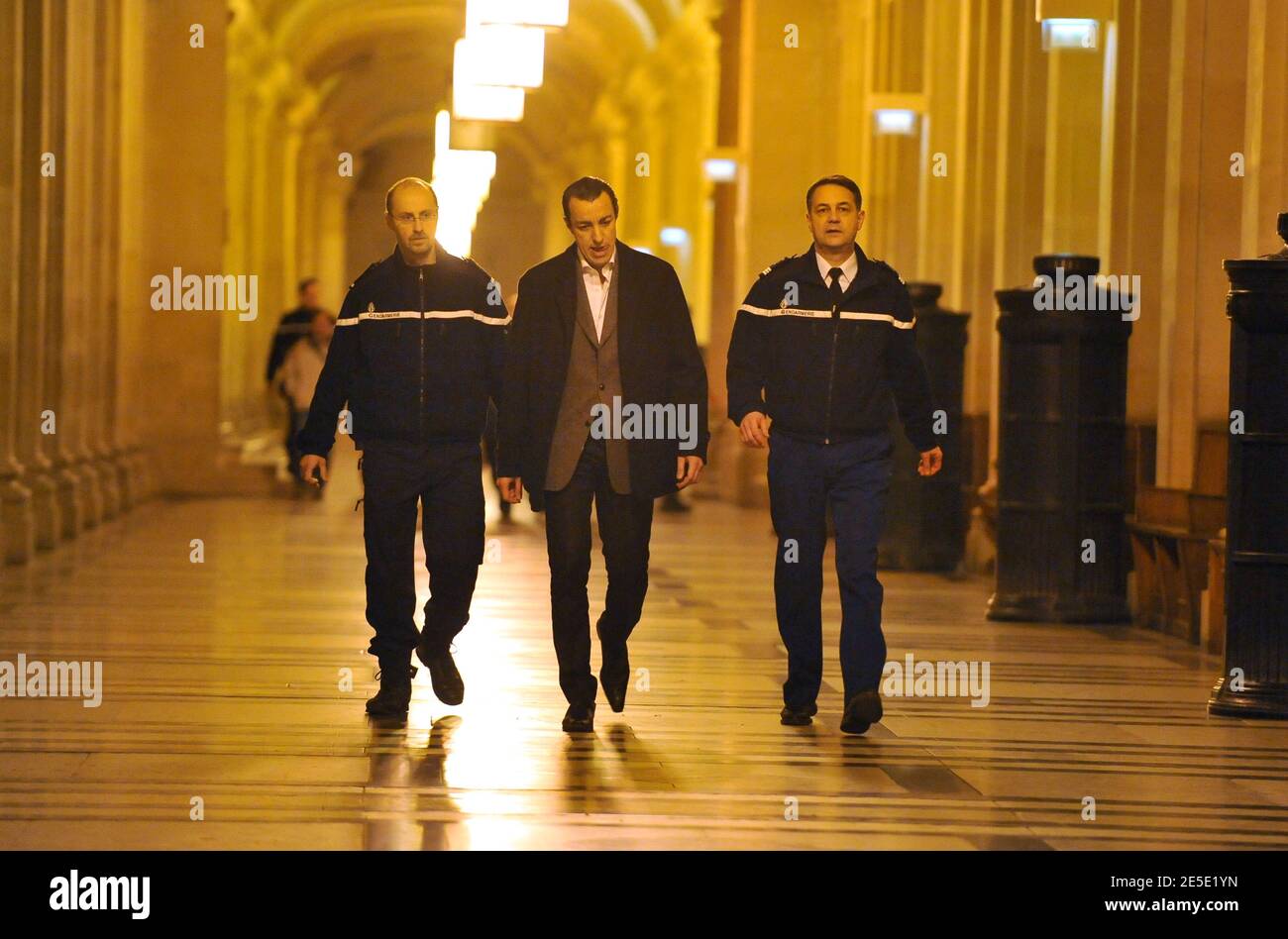 Karim Achoui arrivant au tribunal d'Assem pour le verdict du procès de Ferrera. L'avocat Karim Achoui a été condamné à sept ans de prison pour complicité de complicité dans la séparation d'Antonio Ferrera de la prison de Fresnes en 2003. Paris, France, le 14 décembre 2008. Photo de Mousse/ABACAPRESS.COM Banque D'Images Karim Achoui arrivant au tribunal d'Assem pour le verdict du procès de Ferrera. L'avocat Karim Achoui a été condamné à sept ans de prison pour complicité de complicité dans la séparation d'Antonio Ferrera de la prison de Fresnes en 2003. Paris, France, le 14 décembre 2008. Photo de Mousse/ABACAPRESS.COM Banque D'Images