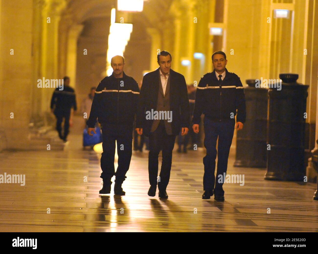 Karim Achoui arrivant au tribunal d'Assem pour le verdict du procès de Ferrera. L'avocat Karim Achoui a été condamné à sept ans de prison pour complicité de complicité dans la séparation d'Antonio Ferrera de la prison de Fresnes en 2003. Paris, France, le 14 décembre 2008. Photo de Mousse/ABACAPRESS.COM Banque D'Images Karim Achoui arrivant au tribunal d'Assem pour le verdict du procès de Ferrera. L'avocat Karim Achoui a été condamné à sept ans de prison pour complicité de complicité dans la séparation d'Antonio Ferrera de la prison de Fresnes en 2003. Paris, France, le 14 décembre 2008. Photo de Mousse/ABACAPRESS.COM Banque D'Images