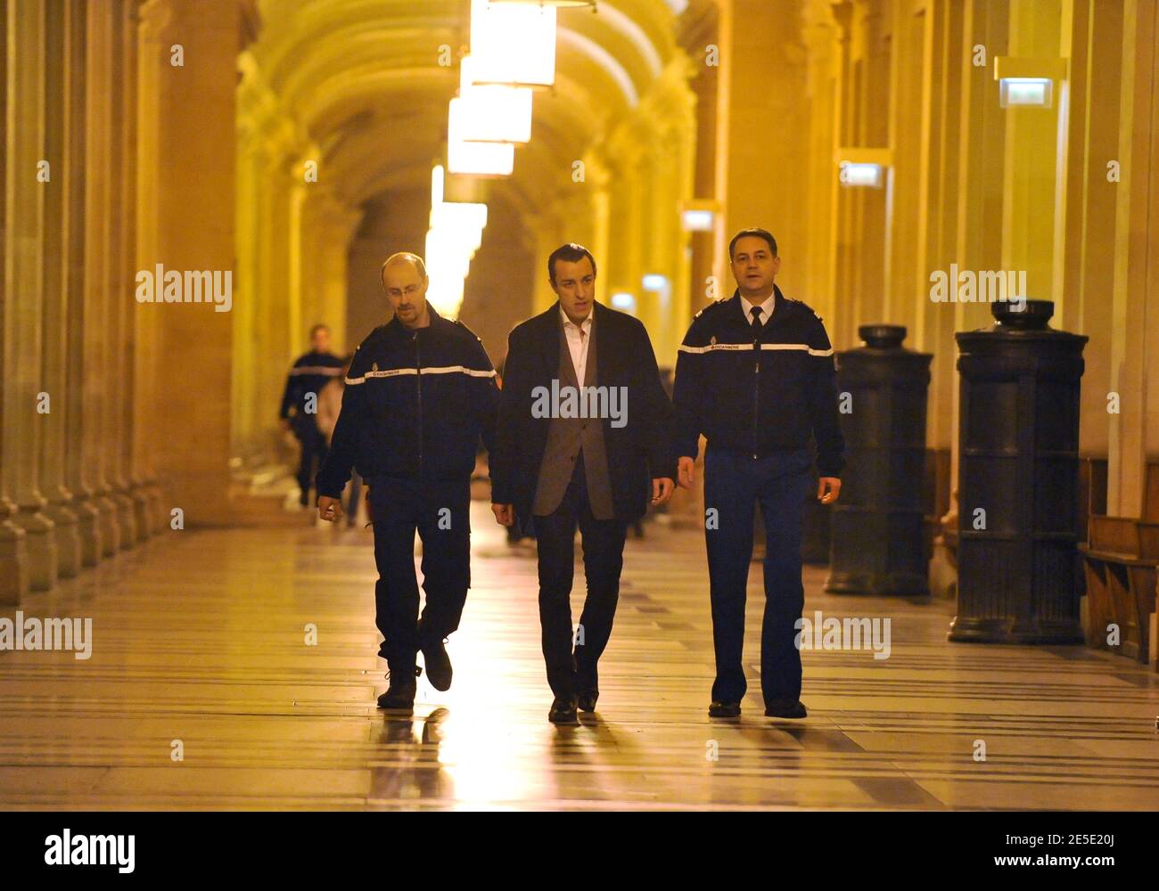 Karim Achoui arrivant au tribunal d'Assem pour le verdict du procès de Ferrera. L'avocat Karim Achoui a été condamné à sept ans de prison pour complicité de complicité dans la séparation d'Antonio Ferrera de la prison de Fresnes en 2003. Paris, France, le 14 décembre 2008. Photo de Mousse/ABACAPRESS.COM Banque D'Images Karim Achoui arrivant au tribunal d'Assem pour le verdict du procès de Ferrera. L'avocat Karim Achoui a été condamné à sept ans de prison pour complicité de complicité dans la séparation d'Antonio Ferrera de la prison de Fresnes en 2003. Paris, France, le 14 décembre 2008. Photo de Mousse/ABACAPRESS.COM Banque D'Images