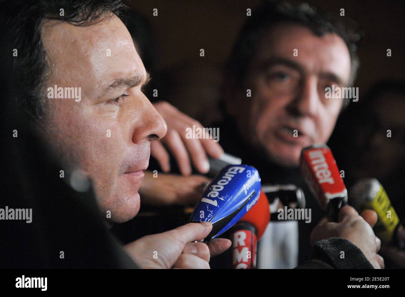 Les avocats français Karim Achoui Francis Szpiner (L) et Patrick Maisonneuve quittent le tribunal d'assises après le verdict rendu dans le procès de Ferrera à Paris, France, le 14 décembre 2008. Le gangster Antonio Ferrera a été condamné à dix-sept ans de prison et l'avocat Karim Achoui à sept ans. Photo de Mousse/ABACAPRESS.COM Banque D'Images Les avocats français Karim Achoui Francis Szpiner (L) et Patrick Maisonneuve quittent le tribunal d'assises après le verdict rendu dans le procès de Ferrera à Paris, France, le 14 décembre 2008. Le gangster Antonio Ferrera a été condamné à dix-sept ans de prison et l'avocat Karim Achoui à sept ans. Photo de Mousse/ABACAPRESS.COM Banque D'Images