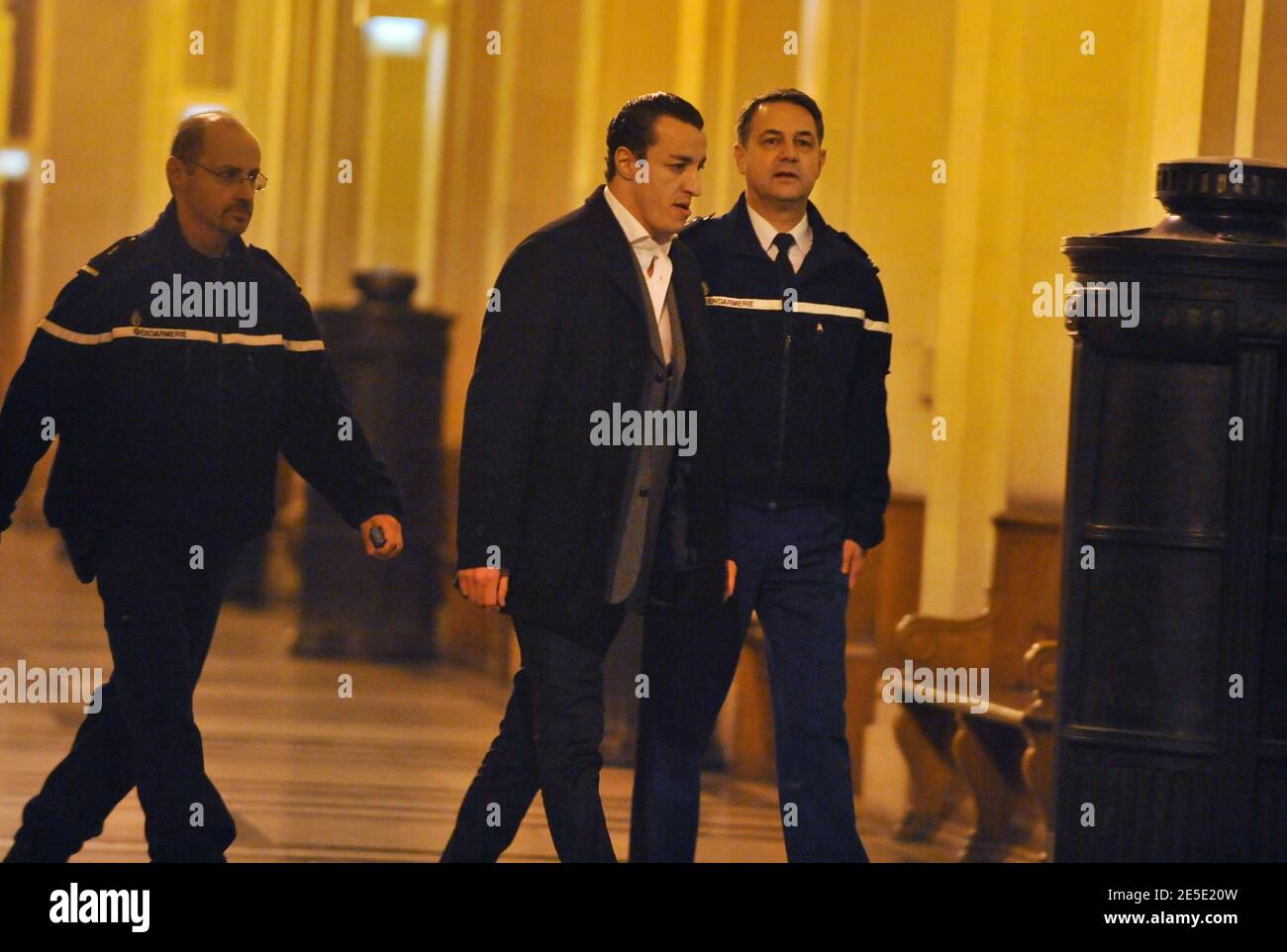 Karim Achoui arrivant au tribunal d'Assem pour le verdict du procès de Ferrera. L'avocat Karim Achoui a été condamné à sept ans de prison pour complicité de complicité dans la séparation d'Antonio Ferrera de la prison de Fresnes en 2003. Paris, France, le 14 décembre 2008. Photo de Mousse/ABACAPRESS.COM Banque D'Images Karim Achoui arrivant au tribunal d'Assem pour le verdict du procès de Ferrera. L'avocat Karim Achoui a été condamné à sept ans de prison pour complicité de complicité dans la séparation d'Antonio Ferrera de la prison de Fresnes en 2003. Paris, France, le 14 décembre 2008. Photo de Mousse/ABACAPRESS.COM Banque D'Images