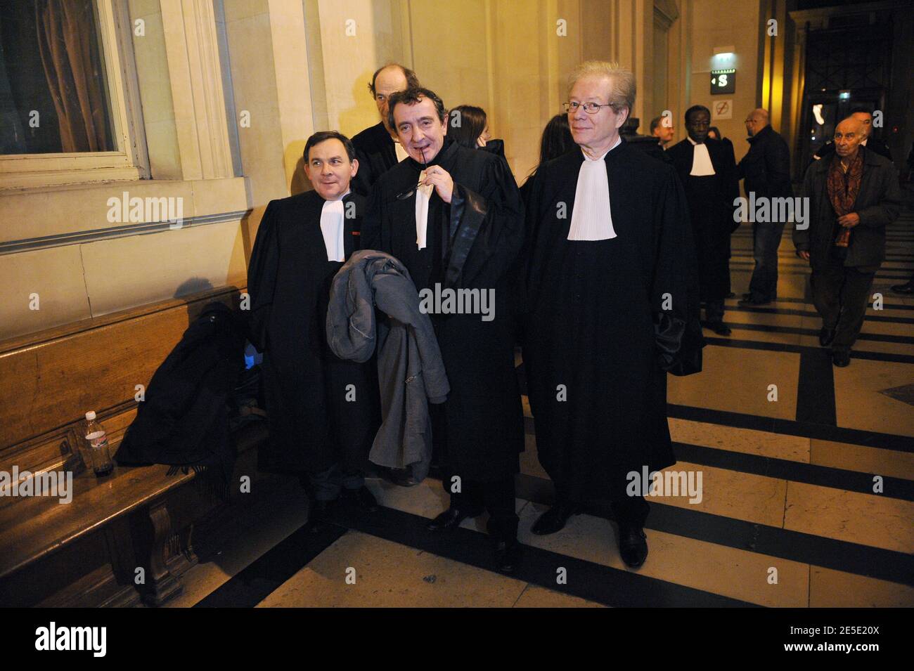 Les avocats français Karim Achoui Francis Szpiner (R) et Patrick Maisonneuve (C) et Francis Pudlowski (R) arrivent au tribunal d'assises après le verdict rendu dans le procès de Ferrera à Paris (France) le 14 décembre 2008. Le gangster Antonio Ferrera a été condamné à dix-sept ans de prison et l'avocat Karim Achoui à sept ans. Photo de Mousse/ABACAPRESS.COM Banque D'Images Les avocats français Karim Achoui Francis Szpiner (R) et Patrick Maisonneuve (C) et Francis Pudlowski (R) arrivent au tribunal d'assises après le verdict rendu dans le procès de Ferrera à Paris (France) le 14 décembre 2008. Le gangster Antonio Ferrera a été condamné à dix-sept ans de prison et l'avocat Karim Achoui à sept ans. Photo de Mousse/ABACAPRESS.COM Banque D'Images