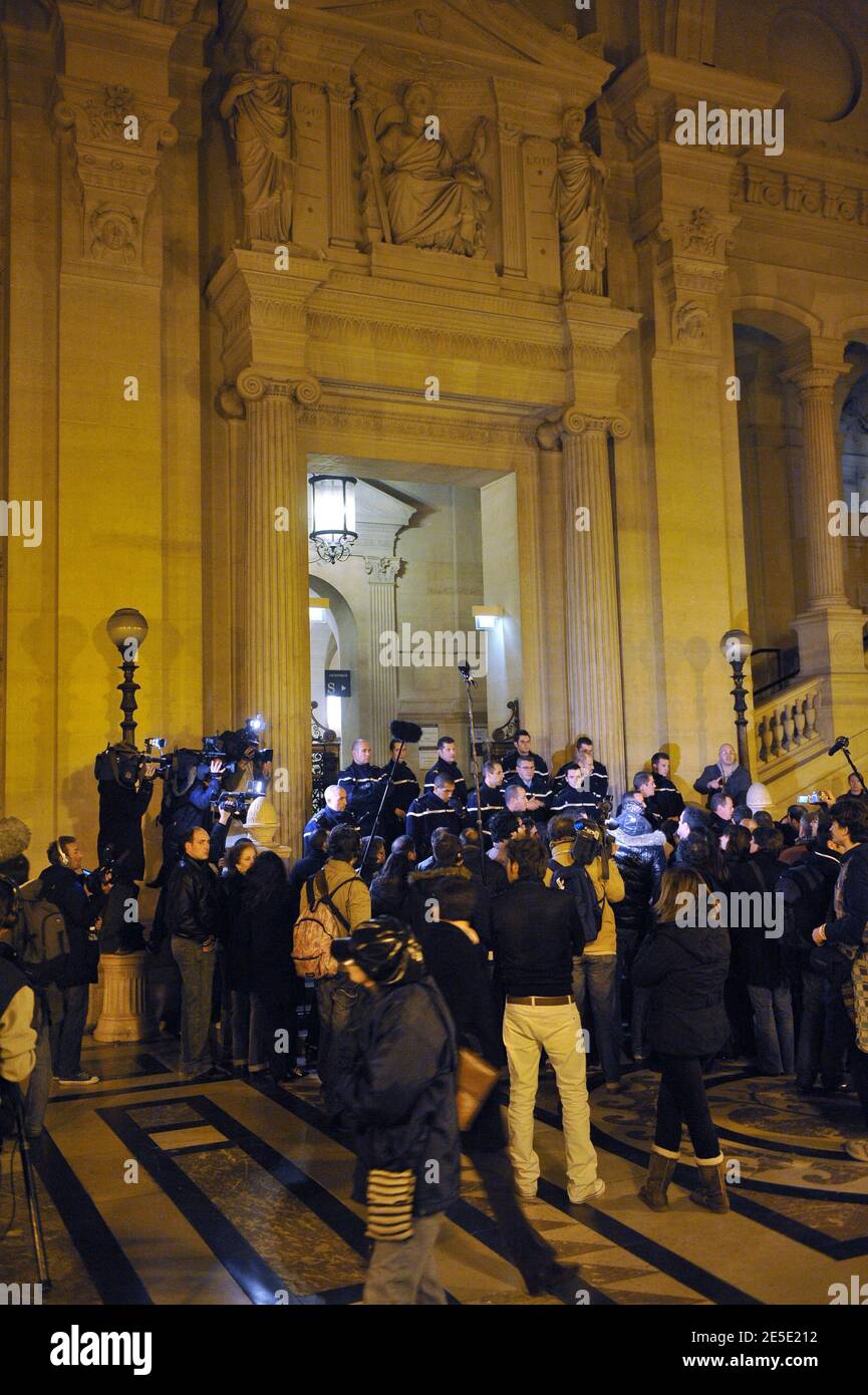 Karim Achoui arrivant au tribunal d'Assem pour le verdict du procès de Ferrera. L'avocat Karim Achoui a été condamné à sept ans de prison pour complicité de complicité dans la séparation d'Antonio Ferrera de la prison de Fresnes en 2003. Paris, France, le 14 décembre 2008. Photo de Mousse/ABACAPRESS.COM Banque D'Images Karim Achoui arrivant au tribunal d'Assem pour le verdict du procès de Ferrera. L'avocat Karim Achoui a été condamné à sept ans de prison pour complicité de complicité dans la séparation d'Antonio Ferrera de la prison de Fresnes en 2003. Paris, France, le 14 décembre 2008. Photo de Mousse/ABACAPRESS.COM Banque D'Images