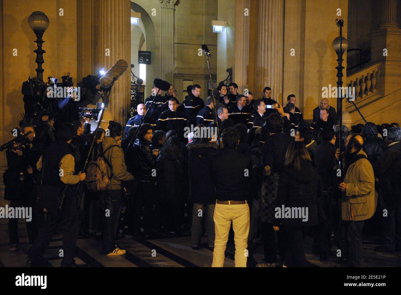 Karim Achoui arrivant au tribunal d'Assem pour le verdict du procès de Ferrera. L'avocat Karim Achoui a été condamné à sept ans de prison pour complicité de complicité dans la séparation d'Antonio Ferrera de la prison de Fresnes en 2003. Paris, France, le 14 décembre 2008. Photo de Mousse/ABACAPRESS.COM Banque D'Images Karim Achoui arrivant au tribunal d'Assem pour le verdict du procès de Ferrera. L'avocat Karim Achoui a été condamné à sept ans de prison pour complicité de complicité dans la séparation d'Antonio Ferrera de la prison de Fresnes en 2003. Paris, France, le 14 décembre 2008. Photo de Mousse/ABACAPRESS.COM Banque D'Images