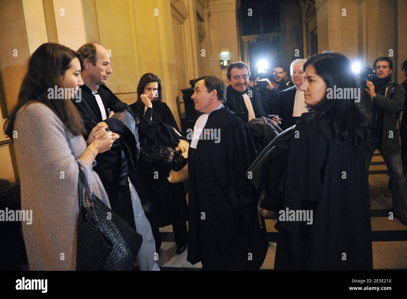 Les avocats français Karim Achoui Francis Szpiner (C) et Patrick Maisonneuve arrivent au tribunal d'assises après le verdict rendu dans le procès de Ferrera à Paris, France, le 14 décembre 2008. Le gangster Antonio Ferrera a été condamné à dix-sept ans de prison et l'avocat Karim Achoui à sept ans. Photo de Mousse/ABACAPRESS.COM Banque D'Images Les avocats français Karim Achoui Francis Szpiner (C) et Patrick Maisonneuve arrivent au tribunal d'assises après le verdict rendu dans le procès de Ferrera à Paris, France, le 14 décembre 2008. Le gangster Antonio Ferrera a été condamné à dix-sept ans de prison et l'avocat Karim Achoui à sept ans. Photo de Mousse/ABACAPRESS.COM Banque D'Images