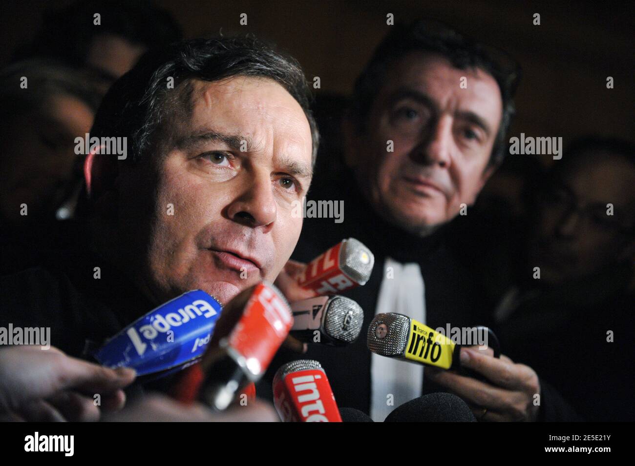 Les avocats français Karim Achoui Francis Szpiner (L) et Patrick Maisonneuve quittent le tribunal d'assises après le verdict rendu dans le procès de Ferrera à Paris, France, le 14 décembre 2008. Le gangster Antonio Ferrera a été condamné à dix-sept ans de prison et l'avocat Karim Achoui à sept ans. Photo de Mousse/ABACAPRESS.COM Banque D'Images Les avocats français Karim Achoui Francis Szpiner (L) et Patrick Maisonneuve quittent le tribunal d'assises après le verdict rendu dans le procès de Ferrera à Paris, France, le 14 décembre 2008. Le gangster Antonio Ferrera a été condamné à dix-sept ans de prison et l'avocat Karim Achoui à sept ans. Photo de Mousse/ABACAPRESS.COM Banque D'Images