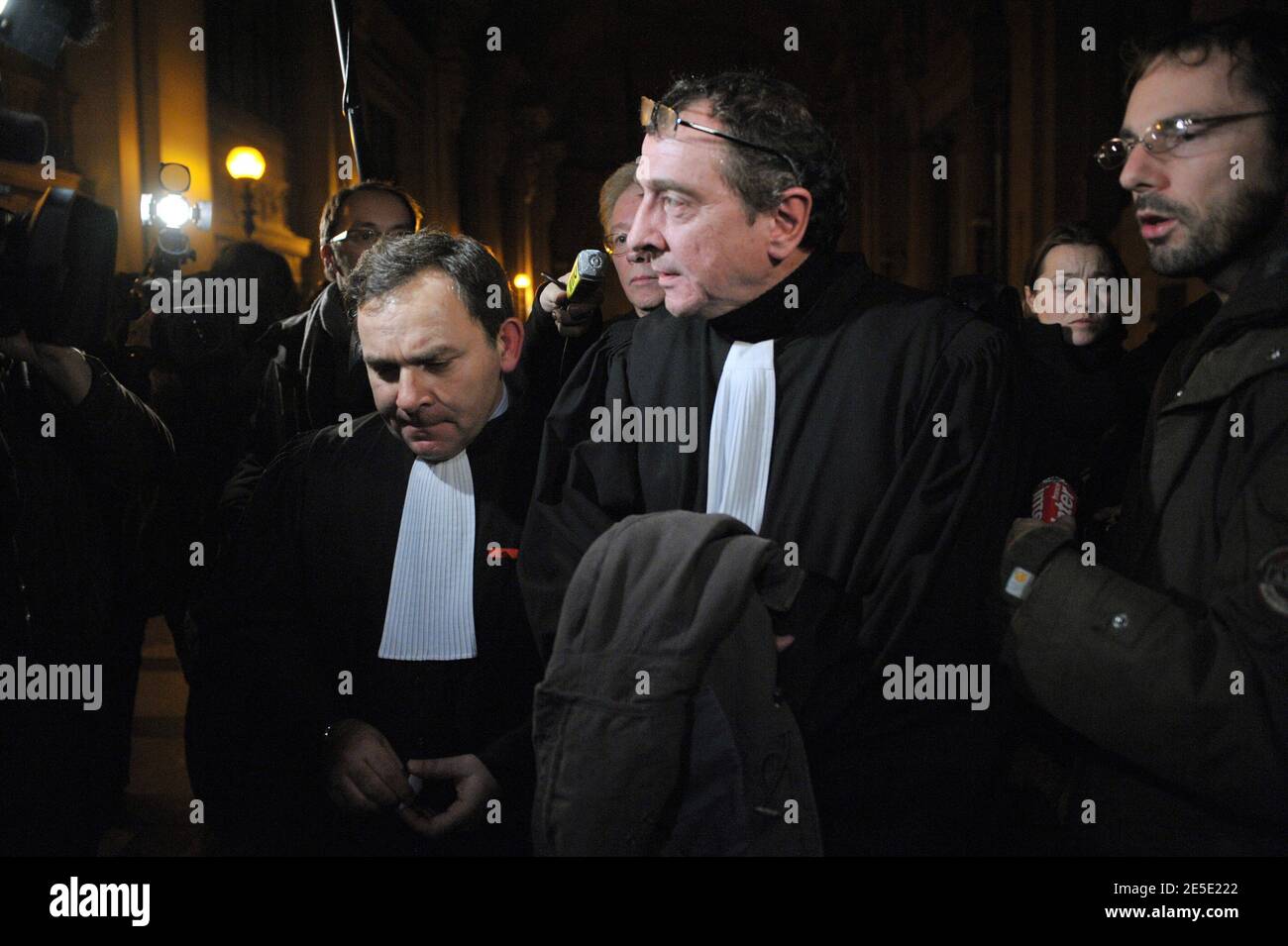 Les avocats français Karim Achoui Francis Szpiner (L) et Patrick Maisonneuve quittent le tribunal d'assises après le verdict rendu dans le procès de Ferrera à Paris, France, le 14 décembre 2008. Le gangster Antonio Ferrera a été condamné à dix-sept ans de prison et l'avocat Karim Achoui à sept ans. Photo de Mousse/ABACAPRESS.COM Banque D'Images Les avocats français Karim Achoui Francis Szpiner (L) et Patrick Maisonneuve quittent le tribunal d'assises après le verdict rendu dans le procès de Ferrera à Paris, France, le 14 décembre 2008. Le gangster Antonio Ferrera a été condamné à dix-sept ans de prison et l'avocat Karim Achoui à sept ans. Photo de Mousse/ABACAPRESS.COM Banque D'Images