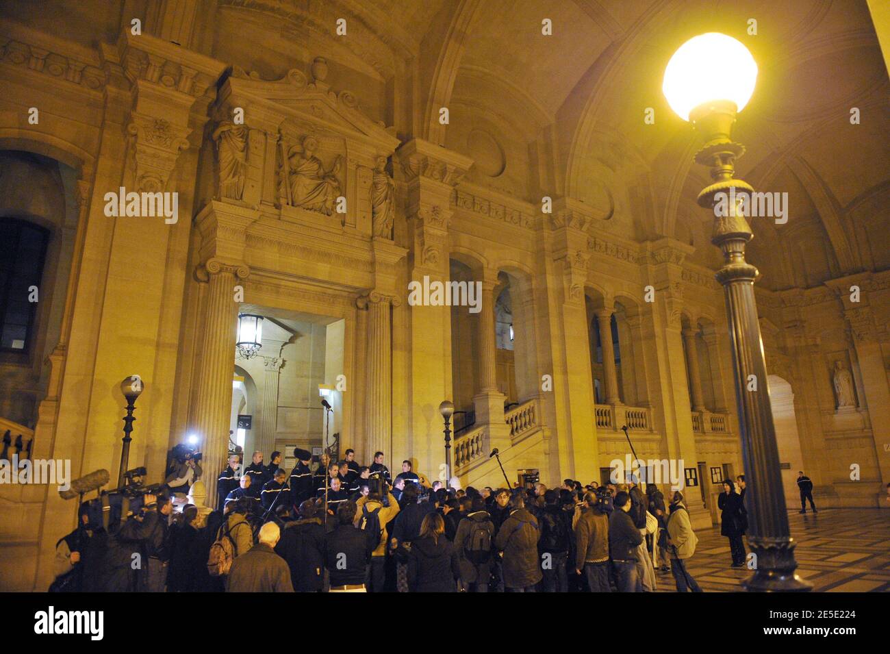 Karim Achoui arrivant au tribunal d'Assem pour le verdict du procès de Ferrera. L'avocat Karim Achoui a été condamné à sept ans de prison pour complicité de complicité dans la séparation d'Antonio Ferrera de la prison de Fresnes en 2003. Paris, France, le 14 décembre 2008. Photo de Mousse/ABACAPRESS.COM Banque D'Images Karim Achoui arrivant au tribunal d'Assem pour le verdict du procès de Ferrera. L'avocat Karim Achoui a été condamné à sept ans de prison pour complicité de complicité dans la séparation d'Antonio Ferrera de la prison de Fresnes en 2003. Paris, France, le 14 décembre 2008. Photo de Mousse/ABACAPRESS.COM Banque D'Images