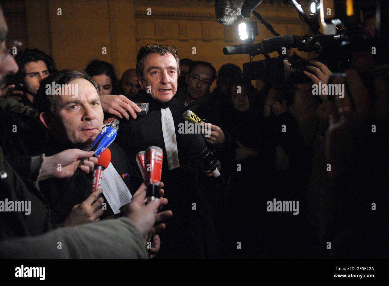 Les avocats français Karim Achoui Francis Szpiner (L) et Patrick Maisonneuve quittent le tribunal d'assises après le verdict rendu dans le procès de Ferrera à Paris, France, le 14 décembre 2008. Le gangster Antonio Ferrera a été condamné à dix-sept ans de prison et l'avocat Karim Achoui à sept ans. Photo de Mousse/ABACAPRESS.COM Banque D'Images Les avocats français Karim Achoui Francis Szpiner (L) et Patrick Maisonneuve quittent le tribunal d'assises après le verdict rendu dans le procès de Ferrera à Paris, France, le 14 décembre 2008. Le gangster Antonio Ferrera a été condamné à dix-sept ans de prison et l'avocat Karim Achoui à sept ans. Photo de Mousse/ABACAPRESS.COM Banque D'Images