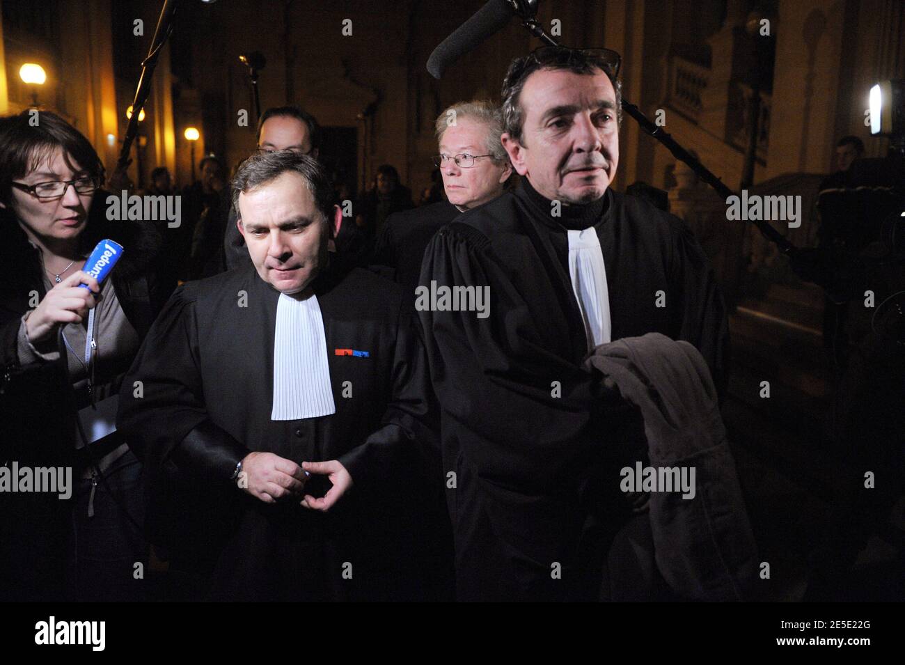 Les avocats français Karim Achoui Francis Szpiner (L) et Patrick Maisonneuve quittent le tribunal d'assises après le verdict rendu dans le procès de Ferrera à Paris, France, le 14 décembre 2008. Le gangster Antonio Ferrera a été condamné à dix-sept ans de prison et l'avocat Karim Achoui à sept ans. Photo de Mousse/ABACAPRESS.COM Banque D'Images Les avocats français Karim Achoui Francis Szpiner (L) et Patrick Maisonneuve quittent le tribunal d'assises après le verdict rendu dans le procès de Ferrera à Paris, France, le 14 décembre 2008. Le gangster Antonio Ferrera a été condamné à dix-sept ans de prison et l'avocat Karim Achoui à sept ans. Photo de Mousse/ABACAPRESS.COM Banque D'Images