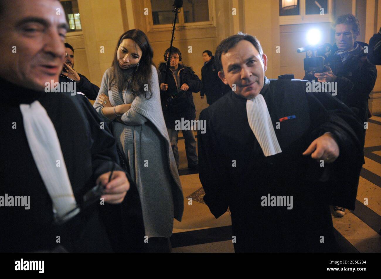Les avocats français Karim Achoui Francis Szpiner (R) et Patrick Maisonneuve arrivent au tribunal d'assises après le verdict rendu dans le procès de Ferrera à Paris, France, le 14 décembre 2008. Le gangster Antonio Ferrera a été condamné à dix-sept ans de prison et l'avocat Karim Achoui à sept ans. Photo de Mousse/ABACAPRESS.COM Banque D'Images Les avocats français Karim Achoui Francis Szpiner (R) et Patrick Maisonneuve arrivent au tribunal d'assises après le verdict rendu dans le procès de Ferrera à Paris, France, le 14 décembre 2008. Le gangster Antonio Ferrera a été condamné à dix-sept ans de prison et l'avocat Karim Achoui à sept ans. Photo de Mousse/ABACAPRESS.COM Banque D'Images