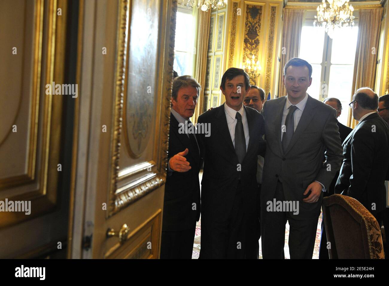 Le ministre français des Affaires étrangères Bernard Kouchner, l'ancien Premier ministre français des Affaires européennes Jean-Pierre Jouyet et le nouveau Premier ministre français des Affaires européennes Bruno le Maire lors de la cérémonie de passation de pouvoir au ministère à Paris, en France, le 13 décembre 2008. Photo par Elodie Gregoire/ABACAPRESS.COM Banque D'Images