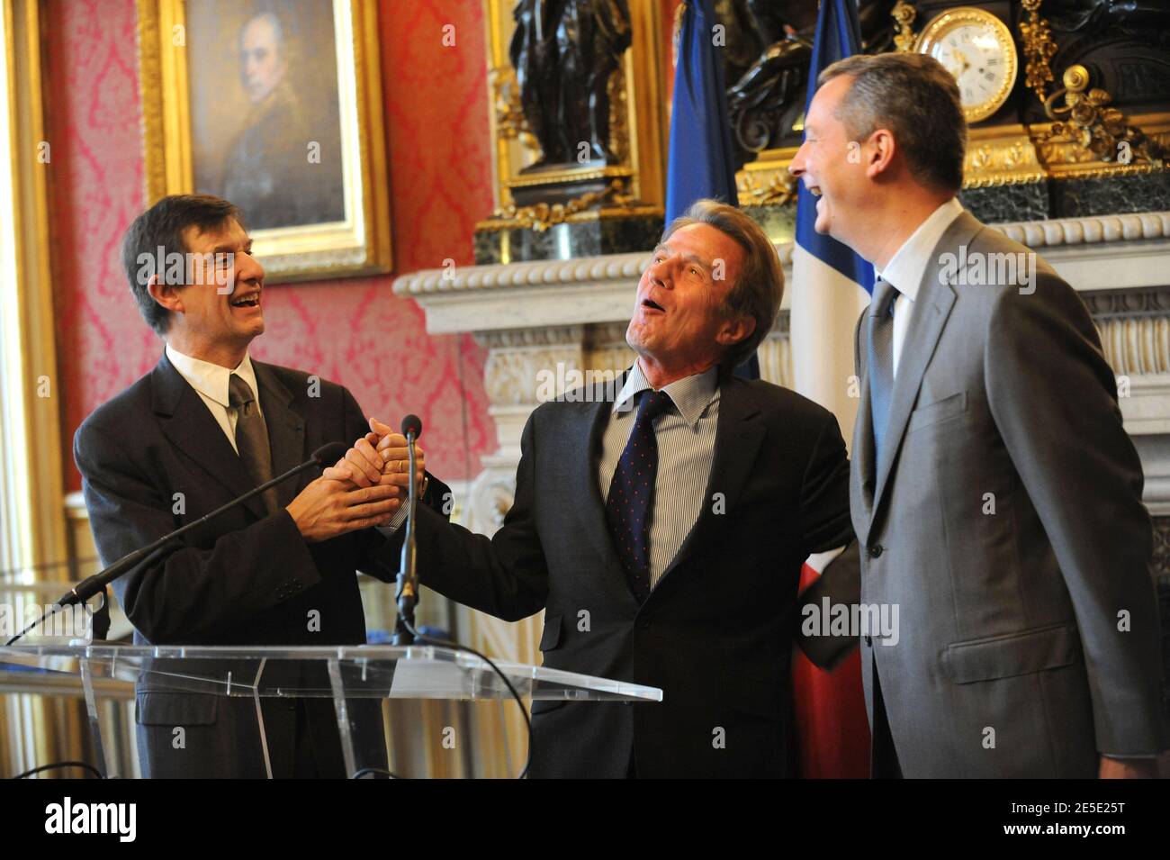 L'ancien ministre français des Affaires européennes Jean-Pierre Jouyet, le ministre français des Affaires étrangères Bernard Kouchner et le nouveau ministre français des Affaires européennes Bruno le Maire lors de la cérémonie de passation de pouvoir au ministère à Paris, France, le 13 décembre 2008. Photo par Elodie Gregoire/ABACAPRESS.COM Banque D'Images