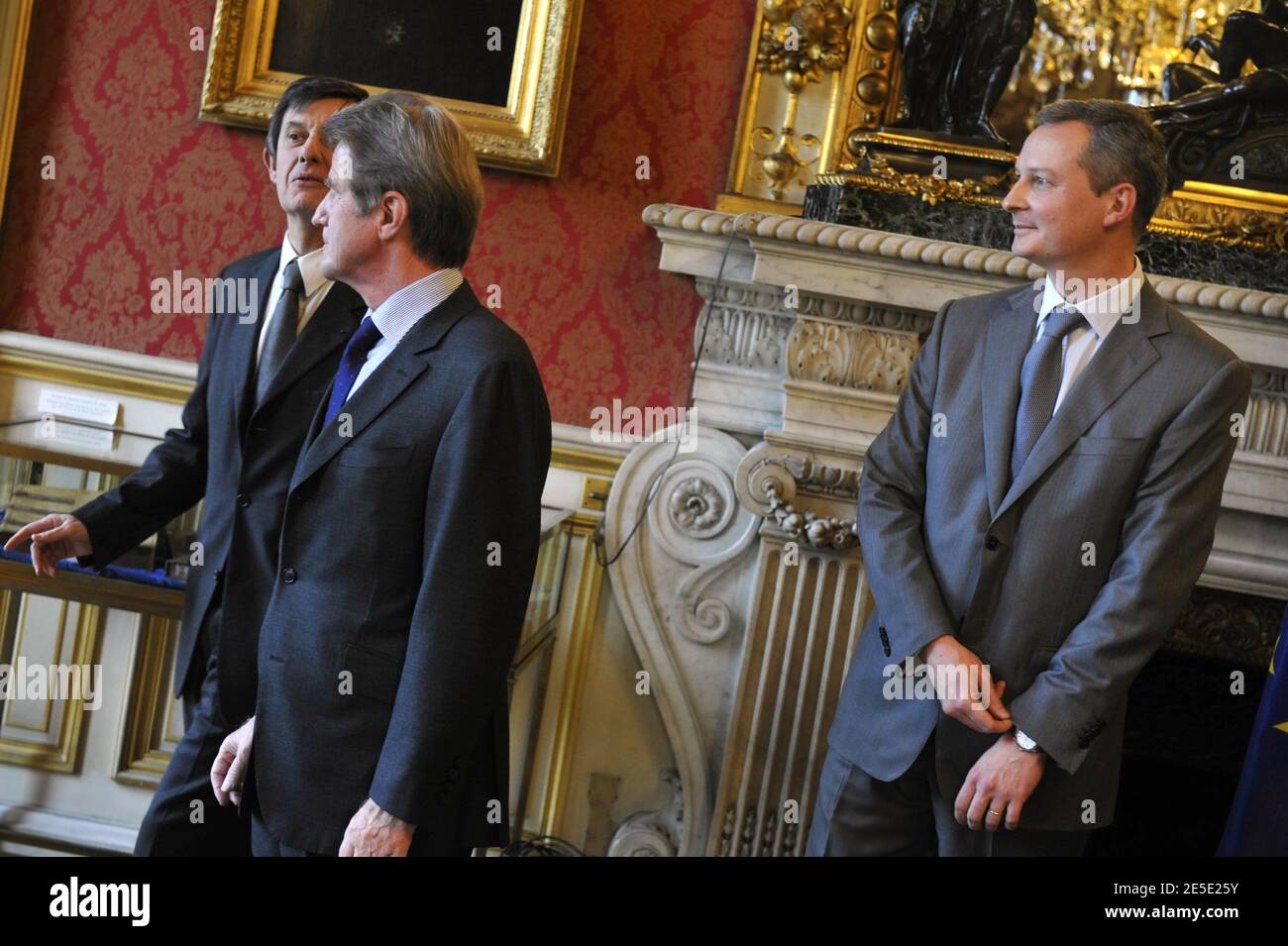 Le ministre français des Affaires étrangères Bernard Kouchner, l'ancien Premier ministre français des Affaires européennes Jean-Pierre Jouyet et le nouveau Premier ministre français des Affaires européennes Bruno le Maire lors de la cérémonie de passation de pouvoir au ministère à Paris, en France, le 13 décembre 2008. Photo par Elodie Gregoire/ABACAPRESS.COM Banque D'Images