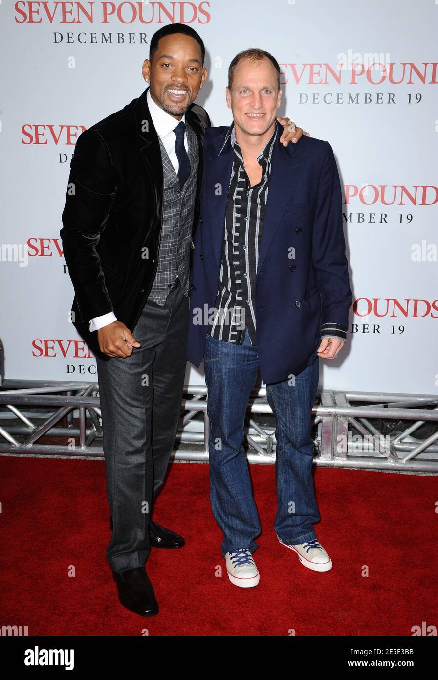 Will Smith et Woody Harrelson assistent à la première de Columbia Pictures 'Seven Pounds' tenue au Mann Village Theatre à Westwood, Los Angeles, CA, USA le 16 décembre 2008. Photo de Lionel Hahn/ABACAPRESS.COM Banque D'Images