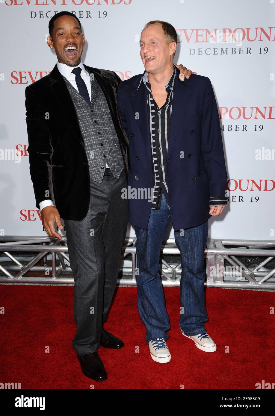 Will Smith et Woody Harrelson assistent à la première de Columbia Pictures 'Seven Pounds' tenue au Mann Village Theatre à Westwood, Los Angeles, CA, USA le 16 décembre 2008. Photo de Lionel Hahn/ABACAPRESS.COM Banque D'Images