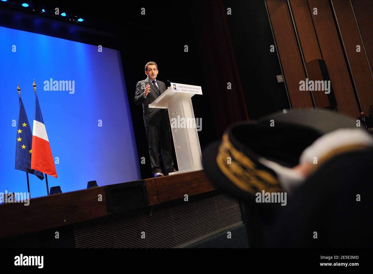 Le président français Nicolas Sarkozy prononce un discours sur l’égalité des chances et la promotion de la diversité sociale à l’école Polytechnique, l’une des grandes écoles de France, à Palaiseau, en banlieue parisienne, le 17 décembre 2008. Photo de Mousse/ABACAPRESS.COM Banque D'Images