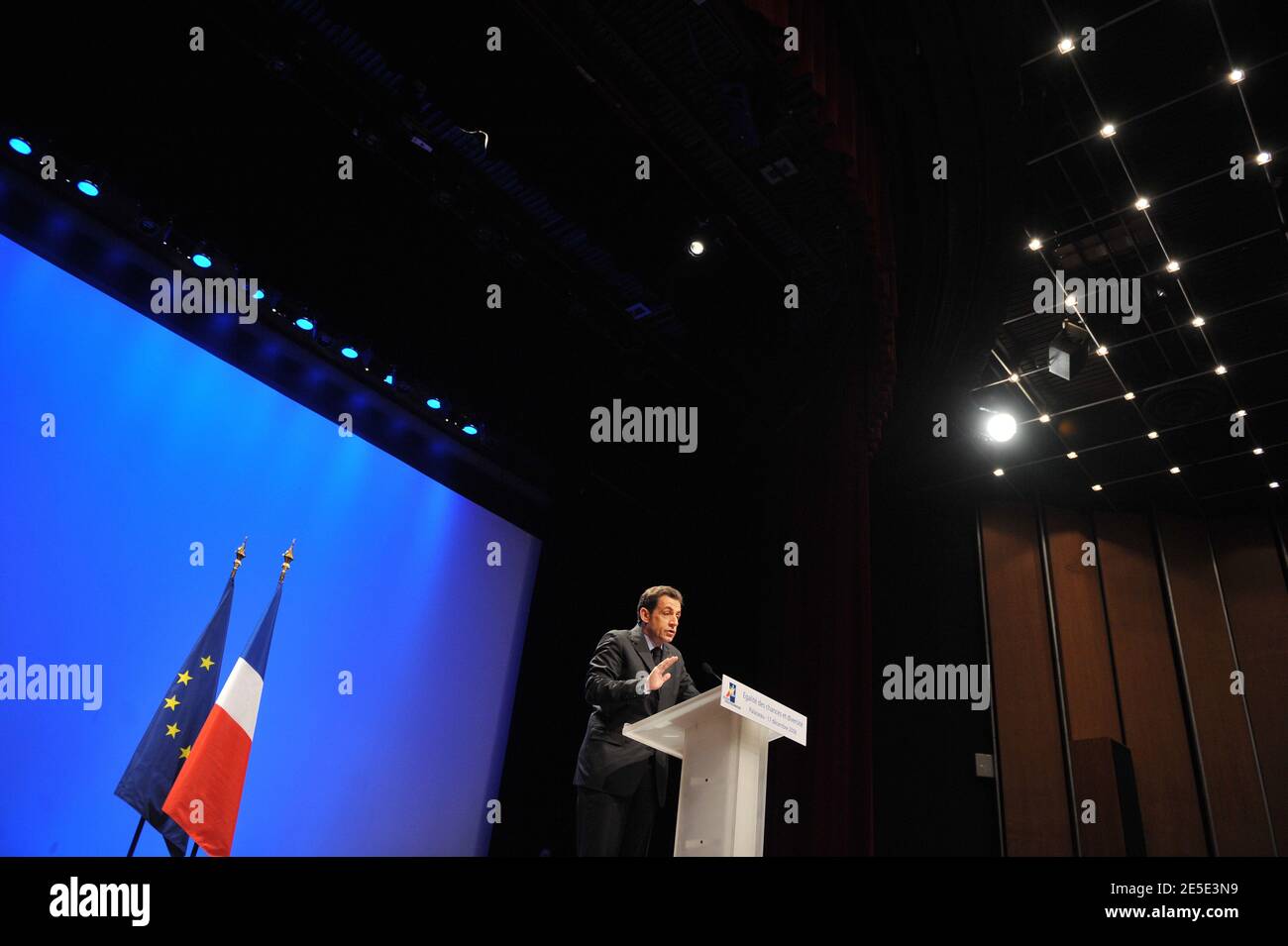 Le président français Nicolas Sarkozy prononce un discours sur l’égalité des chances et la promotion de la diversité sociale à l’école Polytechnique, l’une des grandes écoles de France, à Palaiseau, en banlieue parisienne, le 17 décembre 2008. Photo de Mousse/ABACAPRESS.COM Banque D'Images