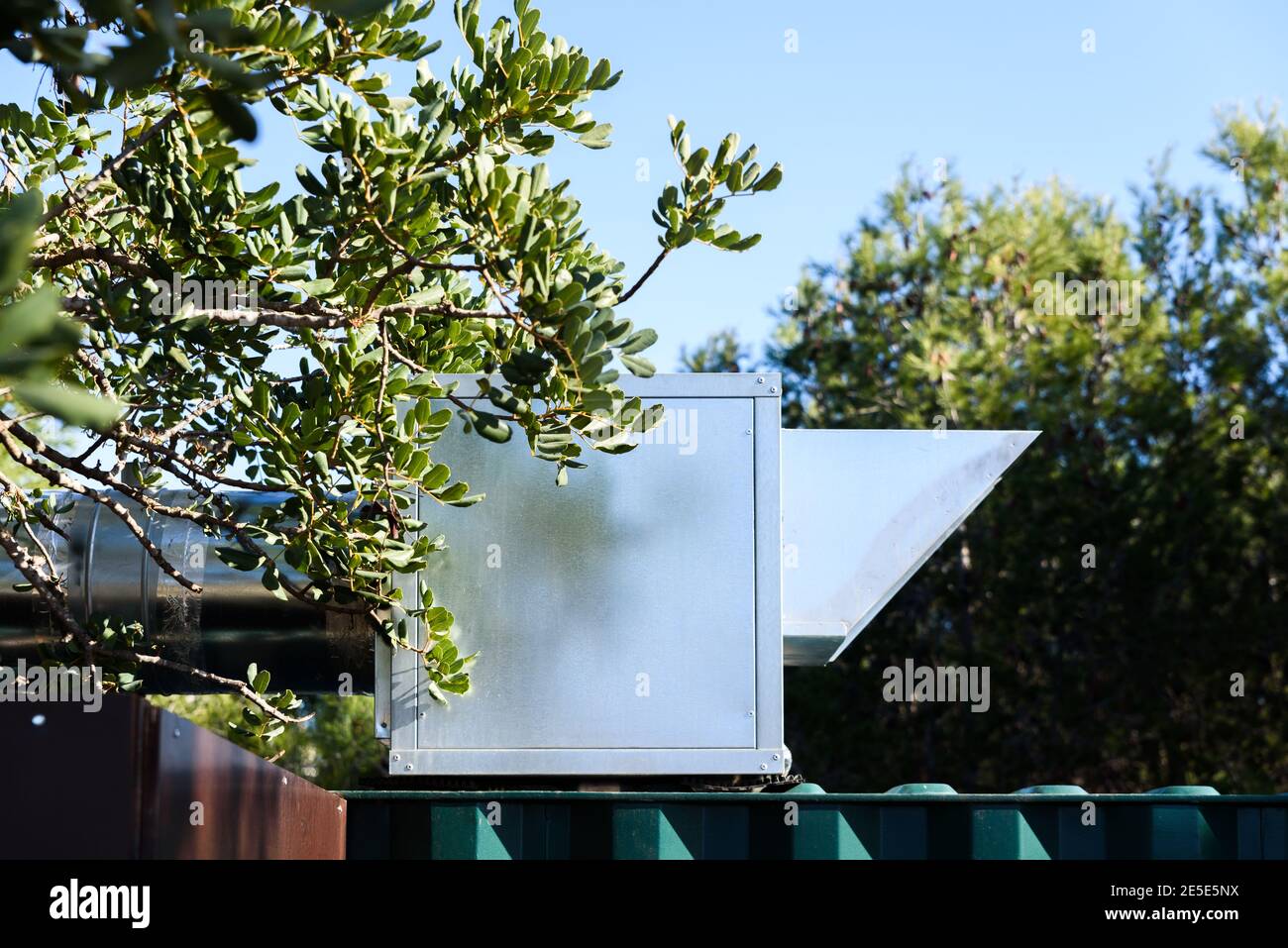 Boîtier de ventilation et extraction de l'air à l'extérieur d'une cuisine industrielle. Banque D'Images