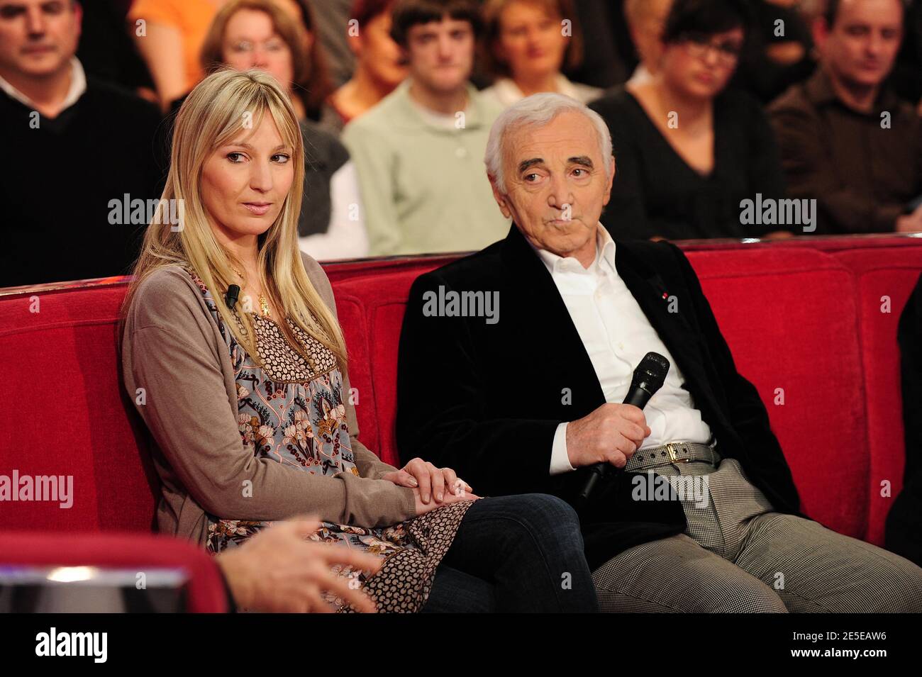 Charles Aznavour et sa fille Katia lors de l'enregistrement de l'émission Dimanche a Paris, France, le 1 décembre 2008. Photo Max Colin/ABACAPRESS.COM Banque D'Images