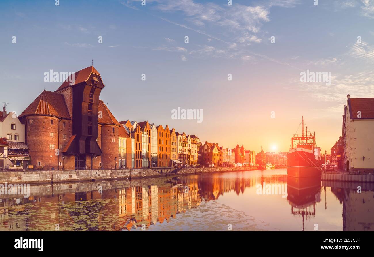 Front de mer de Gdansk avec reflet au lever du soleil. Partie historique de Gdansk, attraction touristique en Pologne. Banque D'Images