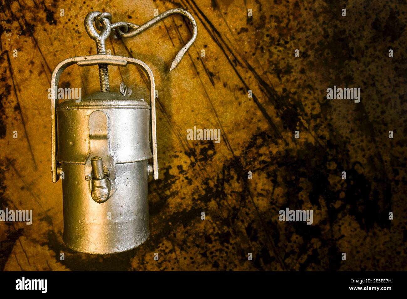 Lampes en carbure de sécurité Old Miner sur fond de grunge foncé avec espace vide. Lanterne rétro à acétylène, lampe rétro à récupération de gaz utilisée dans les années 1920. Coll Banque D'Images