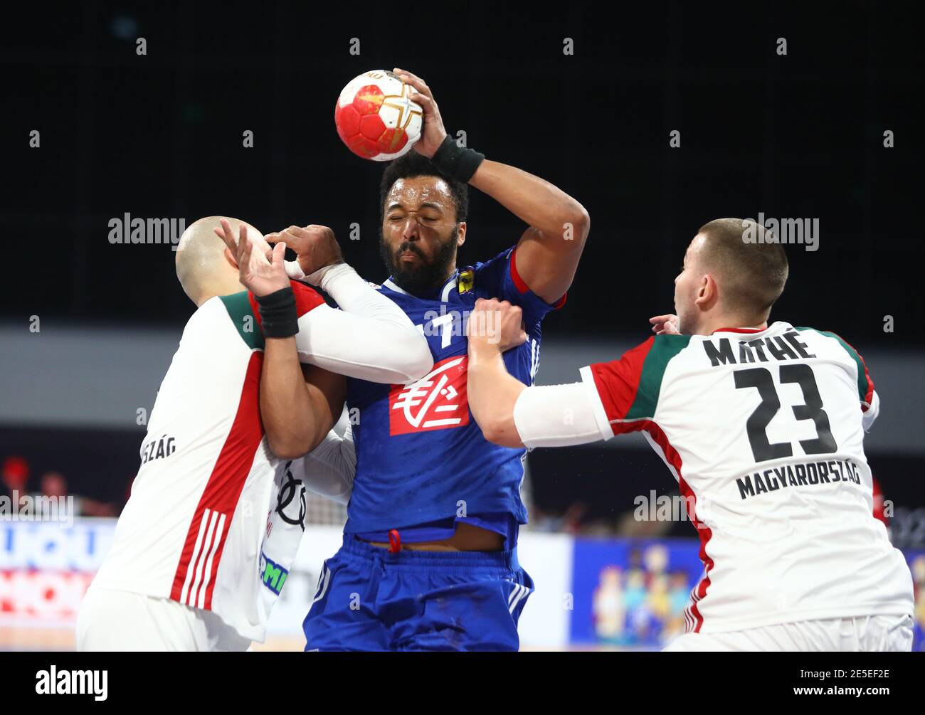 Le Caire, Égypte. 27 janvier 2021. Timothey n'Guessan (C) de France participe à un quart de finale entre la France et la Hongrie au 27e Championnat du monde de handball masculin 2021 au Caire, en Égypte, le 27 janvier 2021. Credit: Hazem Ismail/Xinhua/Alay Live News Banque D'Images