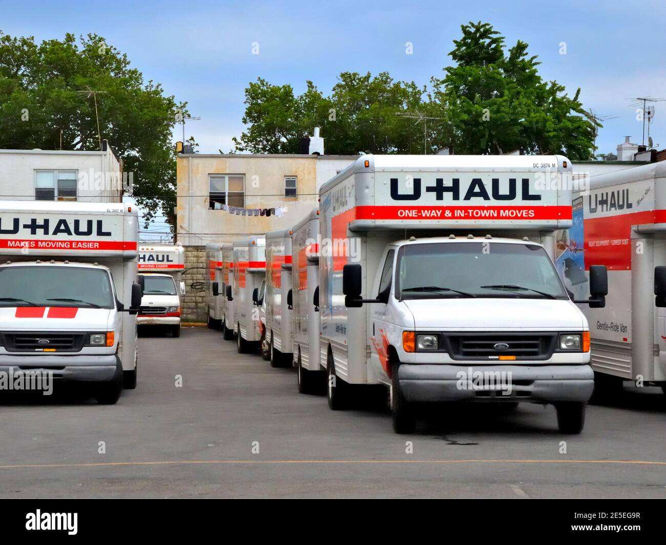 Rangées de fourgonnettes U-Haul pour la dépose de camions alignées dans un Brooklyn New York dépôt parking lot déménagement maison bricolage concept Banque D'Images