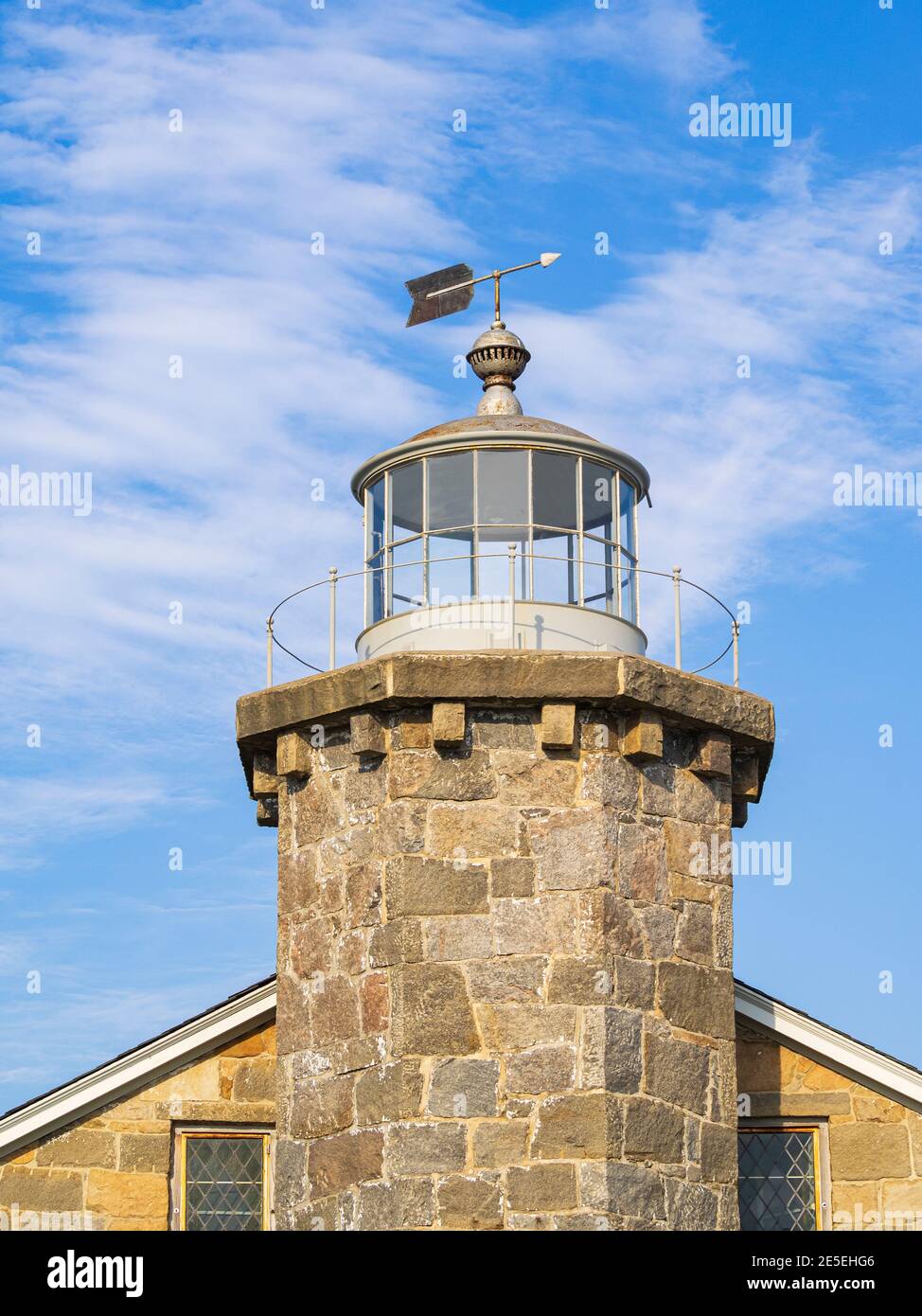 La tour du phare de Stonington avec sa belle pierre de granit du XIXe siècle et son belette flèche, Stonington, Connecticut, juillet 2017. B Banque D'Images